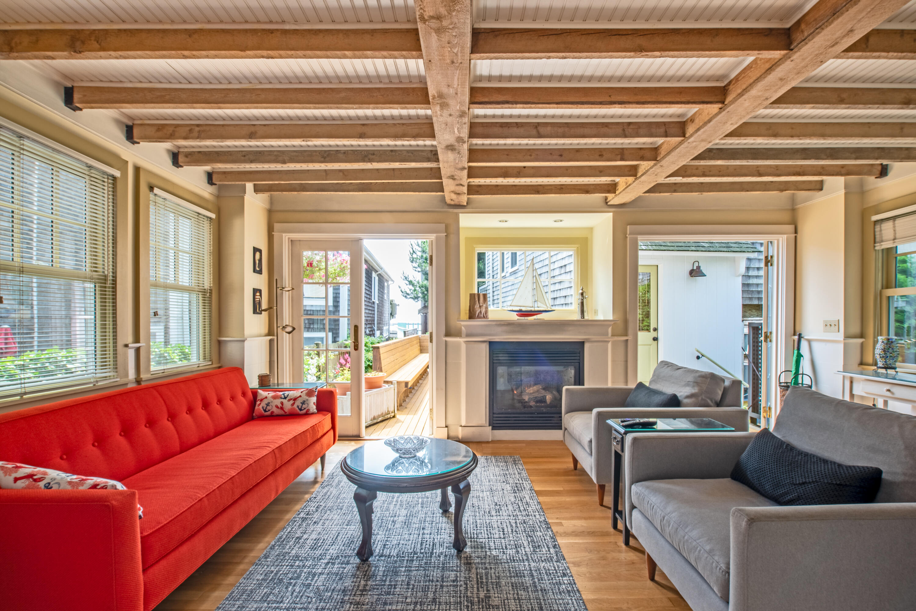  Detached Beachfront Home with Rooftop Deck and Harbor Views - 物件實景