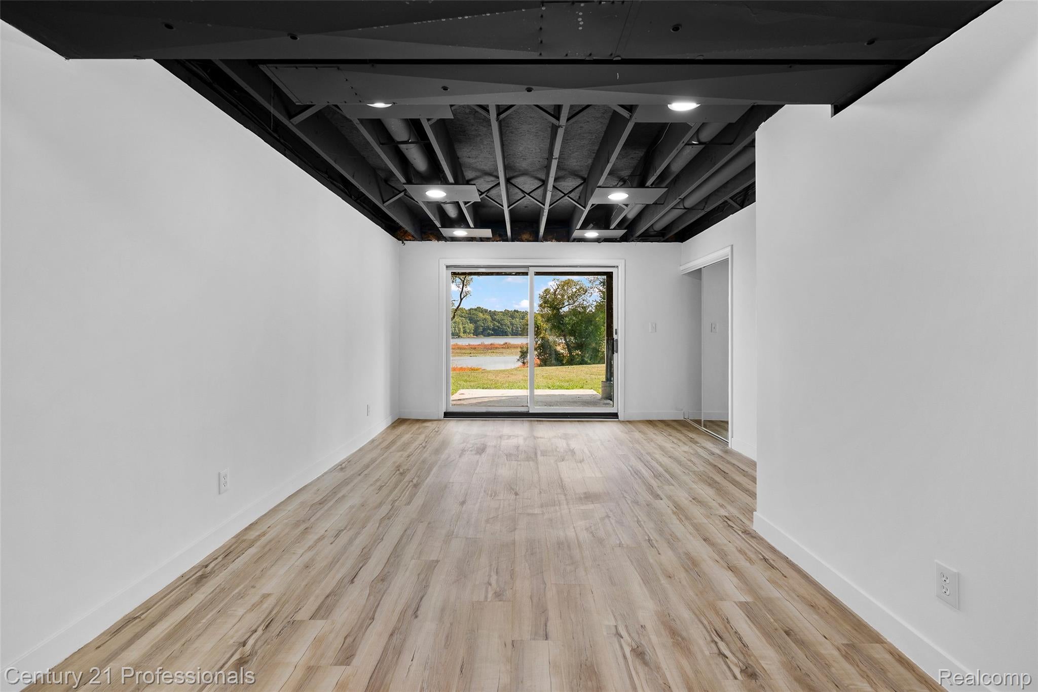 Davisburg, Michigan, 48350, United States, 5 Bedrooms Bedrooms, ,4 BathroomsBathrooms,Residential,For Sale,1982233