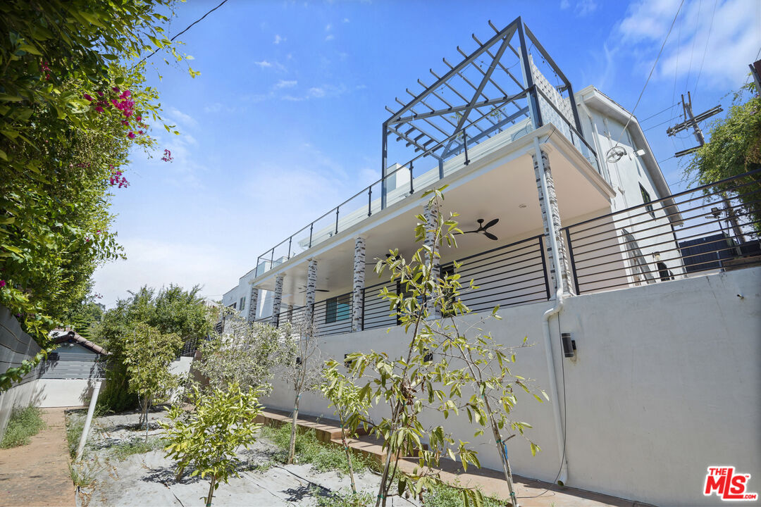 Los Angeles, California, 90068, United States, 3 Bedrooms Bedrooms, ,2 BathroomsBathrooms,Residential,For Sale,1911201