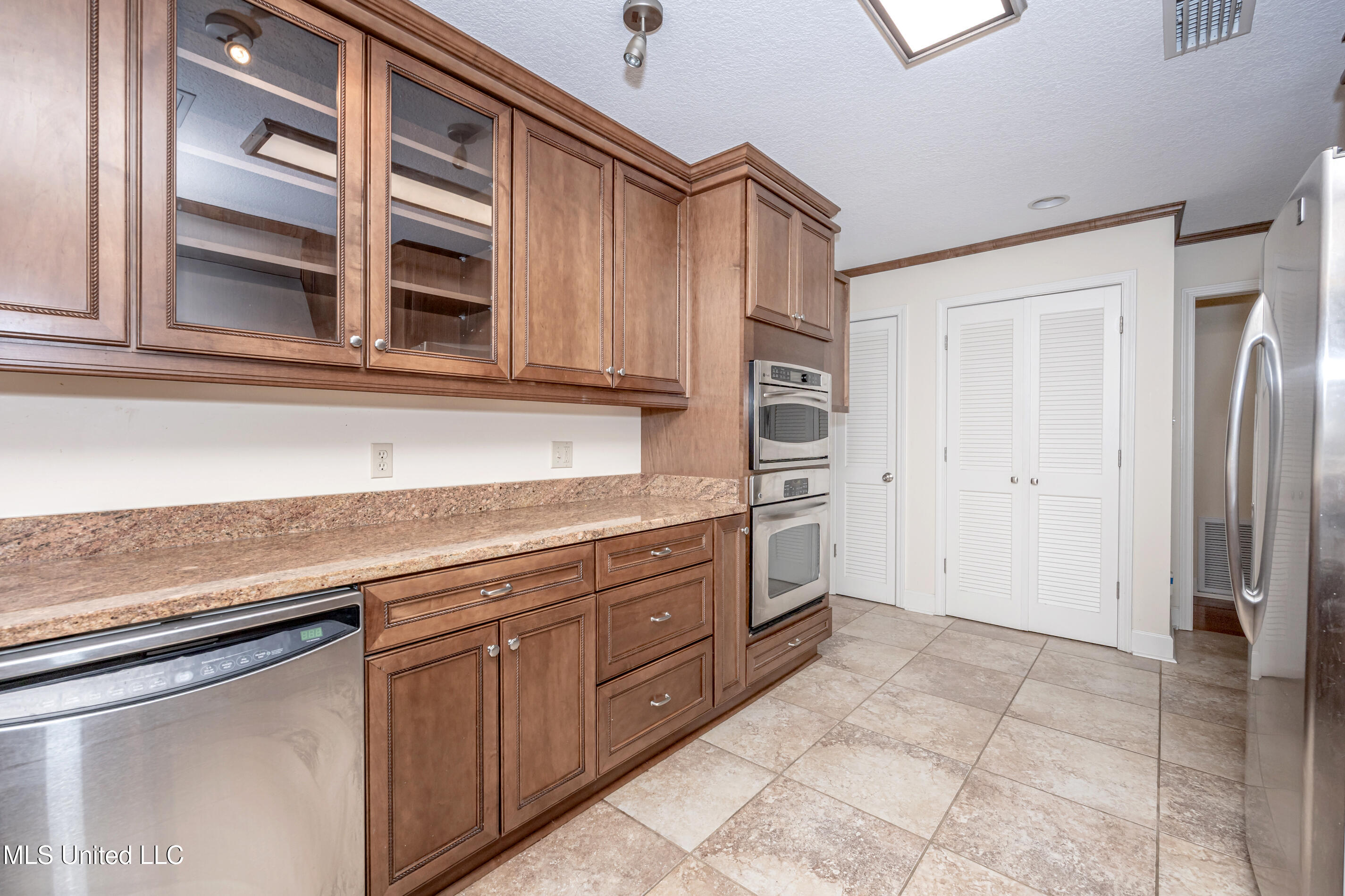 Ocean Springs, Mississippi, 39564, United States, 3 Bedrooms Bedrooms, ,3 BathroomsBathrooms,Residential,For Sale,1903607