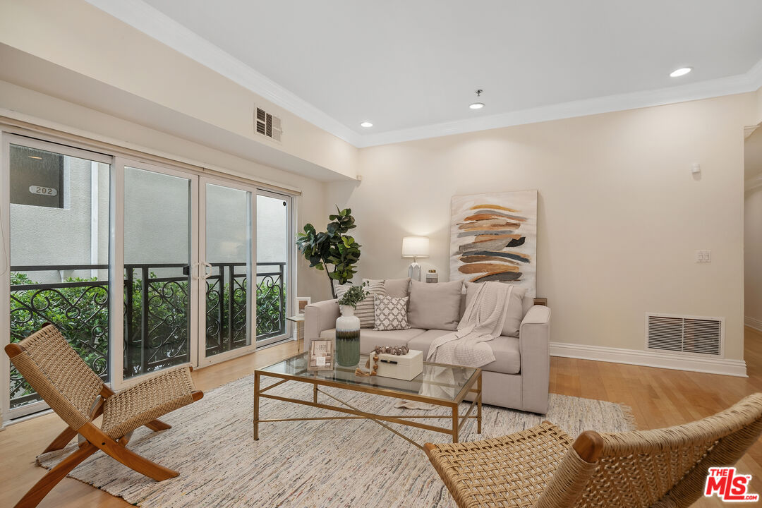 Los Angeles, California, 90049, United States, 3 Bedrooms Bedrooms, ,3 BathroomsBathrooms,Residential,For Sale,1876158