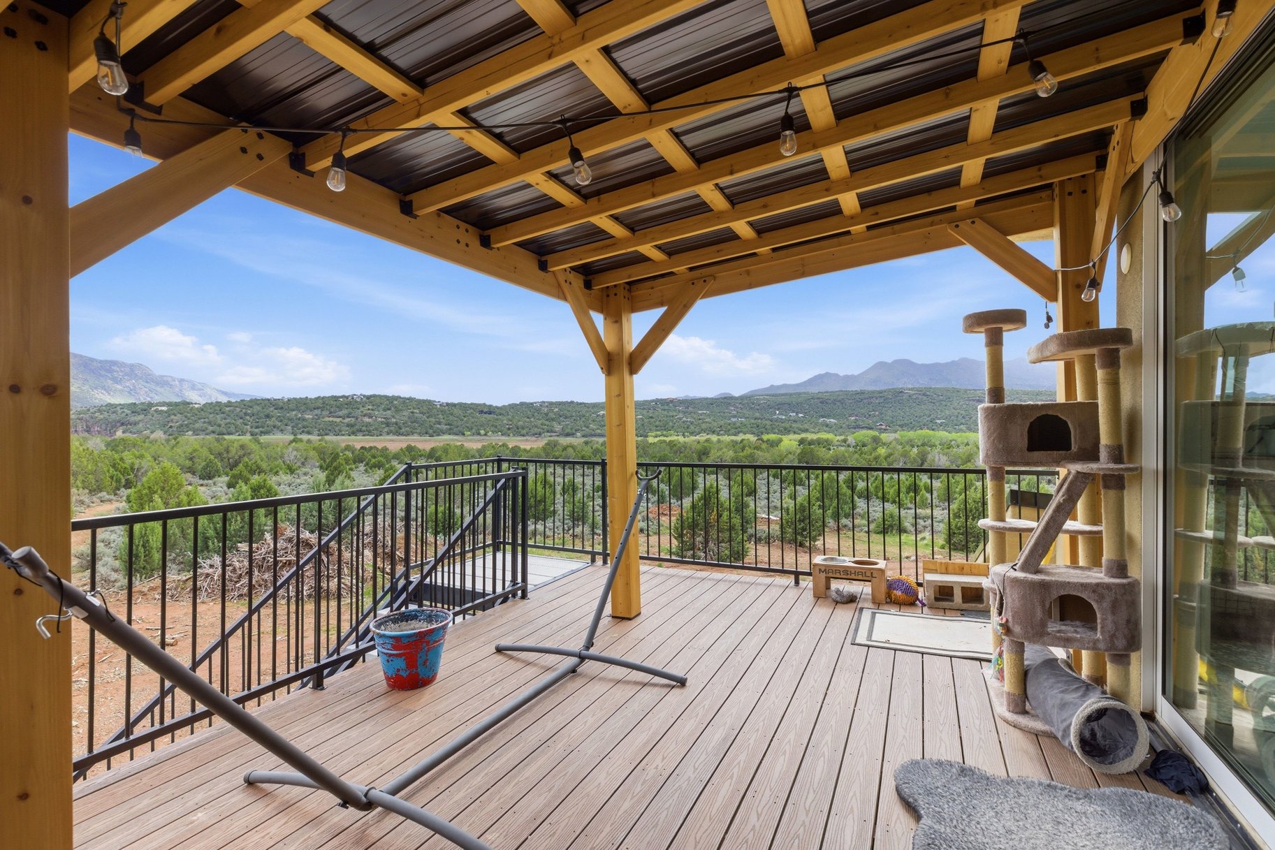  5 Acres • Two Homes In One • Horse Property With Flexible Living Options - 物件實景