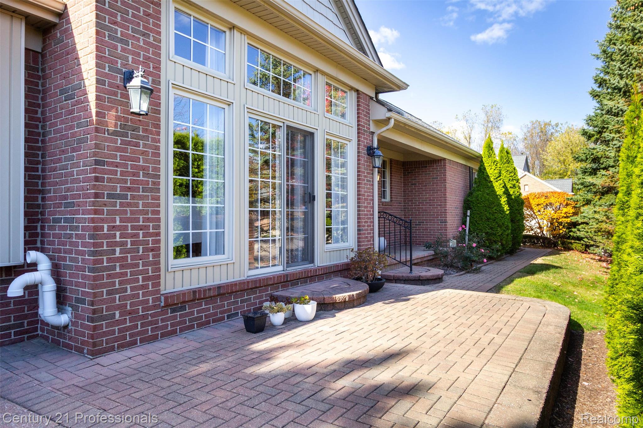 Troy, Michigan, 48098, United States, 2 Bedrooms Bedrooms, ,3 BathroomsBathrooms,Residential,For Sale,1979422