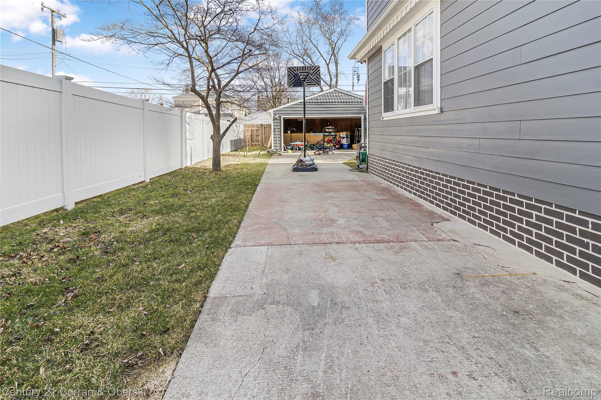 Dearborn, Michigan, 48124, United States, 4 Bedrooms Bedrooms, ,3 BathroomsBathrooms,Residential,For Sale,1921247