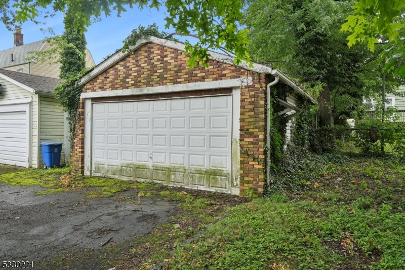 Maplewood Twp., New Jersey, 07040, United States, 5 Bedrooms Bedrooms, ,3 BathroomsBathrooms,Residential,For Sale,1933003