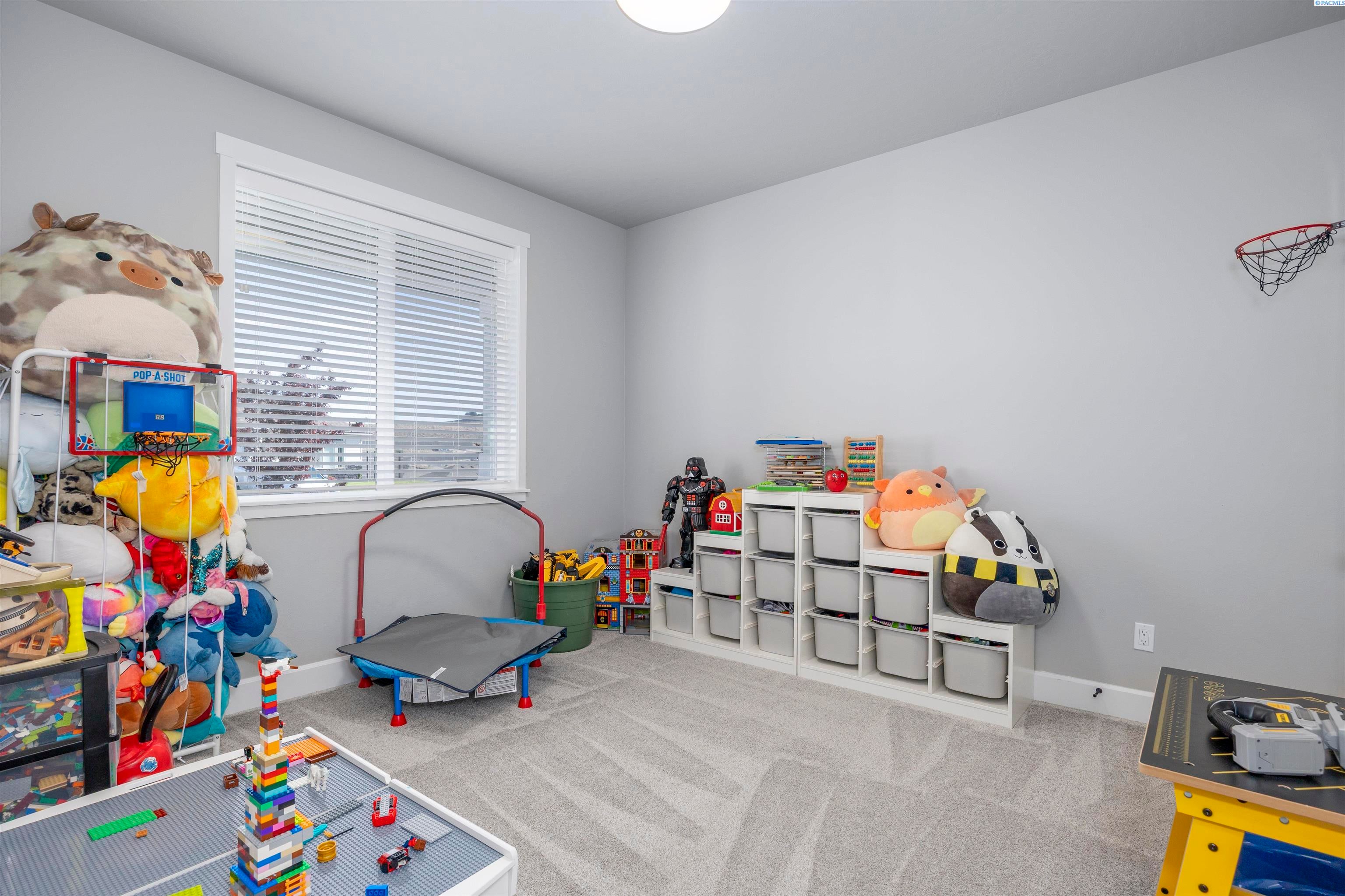 Kennewick, Washington, 99338, United States, 5 Bedrooms Bedrooms, ,3 BathroomsBathrooms,Residential,For Sale,1984207