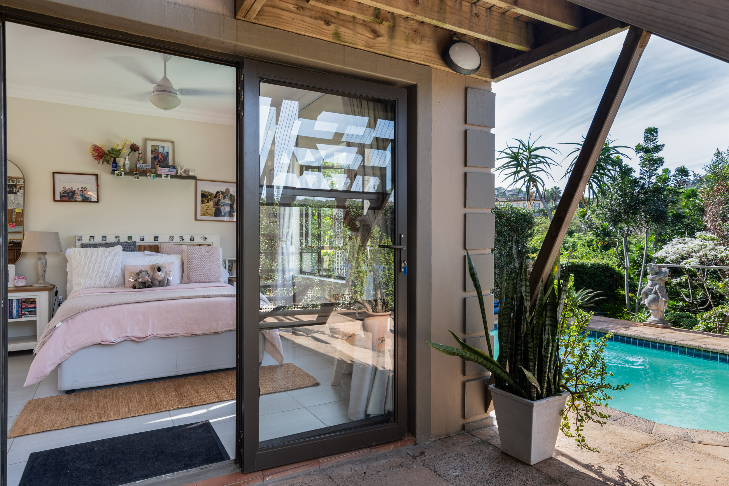  Forest Retreat with Solar Power and Exceptional Outdoor Living in Seaward Estate - 物件實景