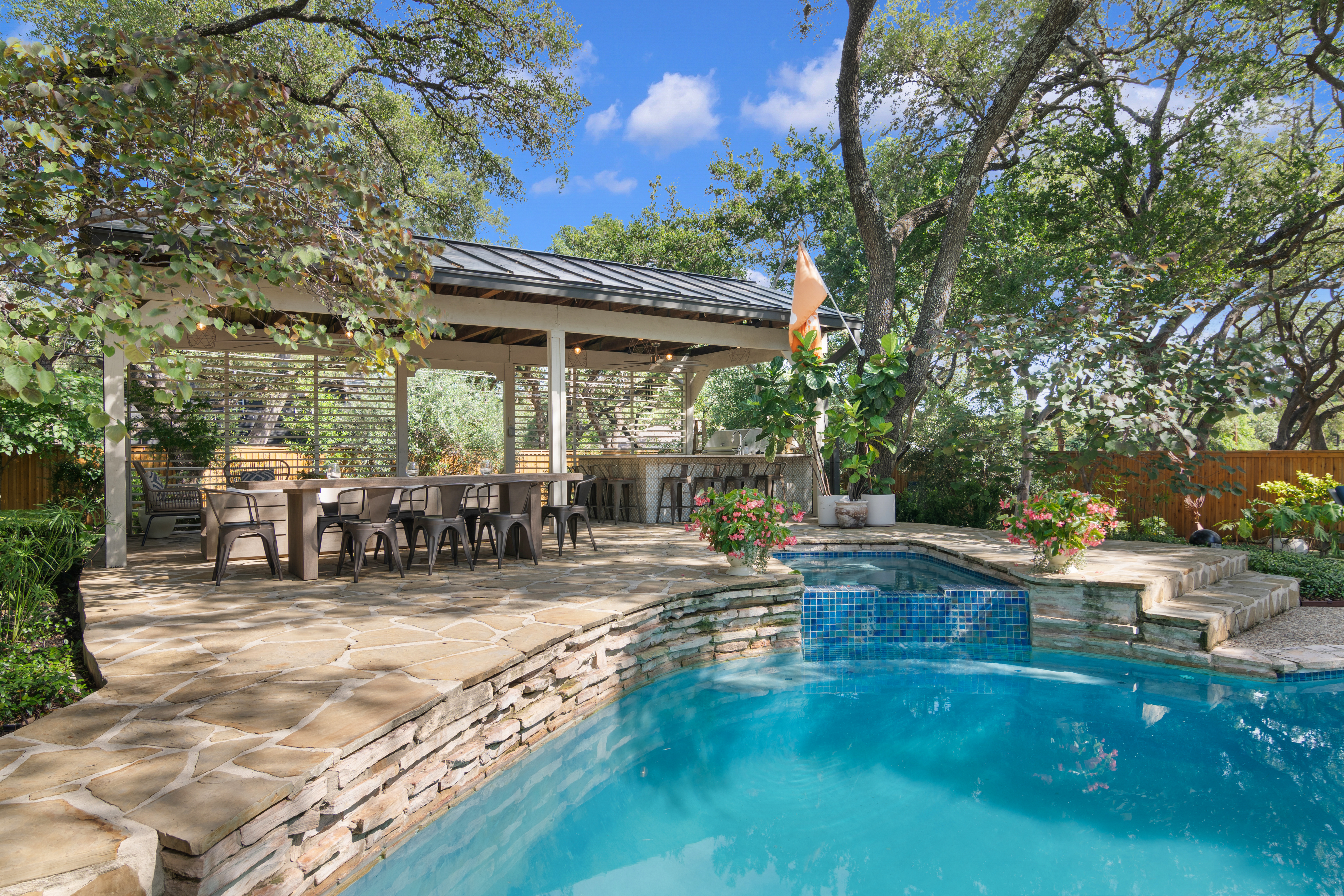  Private Oak-Shaded Estate in Castle Hills - 物件實景