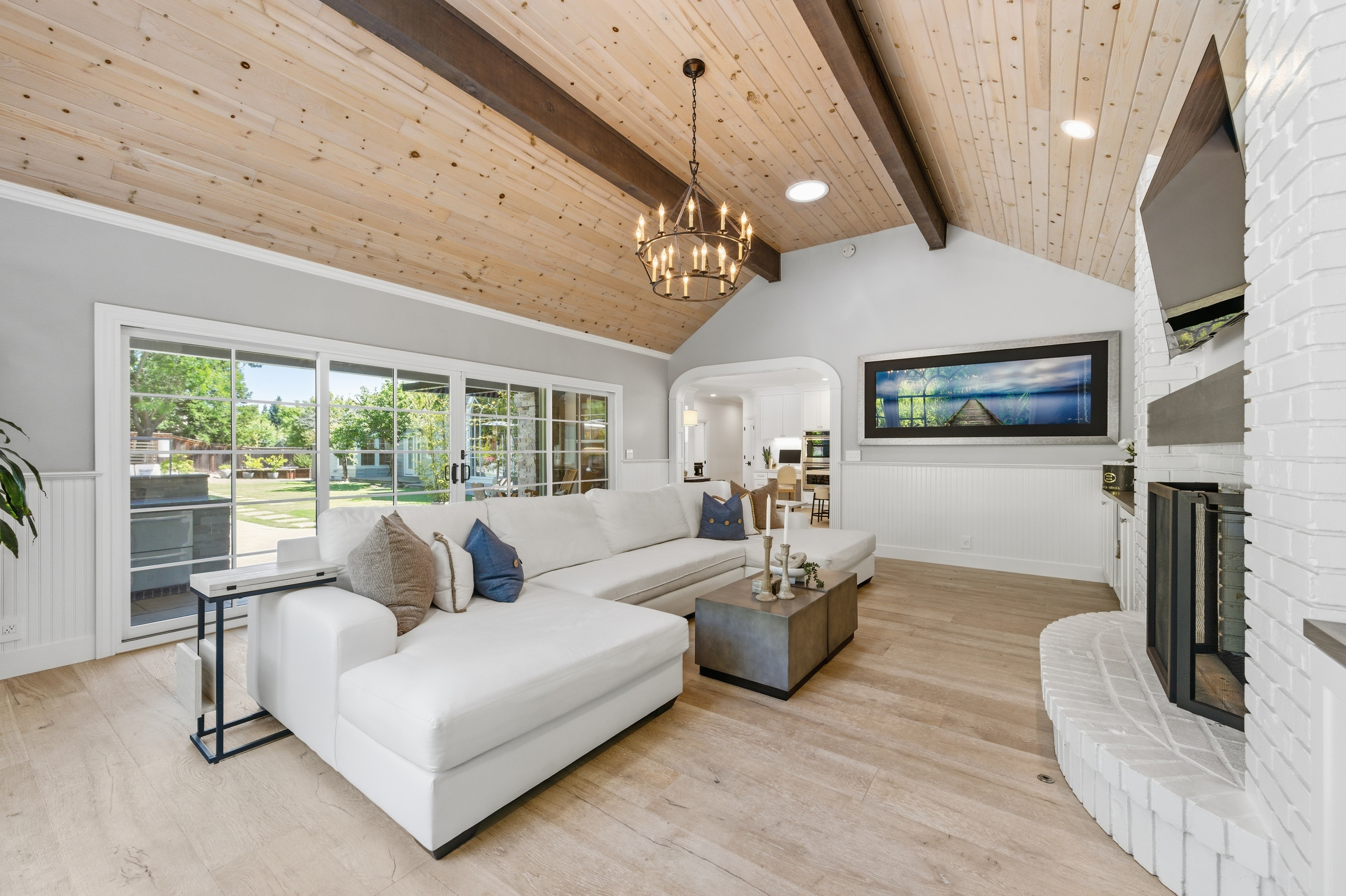  Timeless Transitional Estate with Resort-Style Backyard - 物件實景