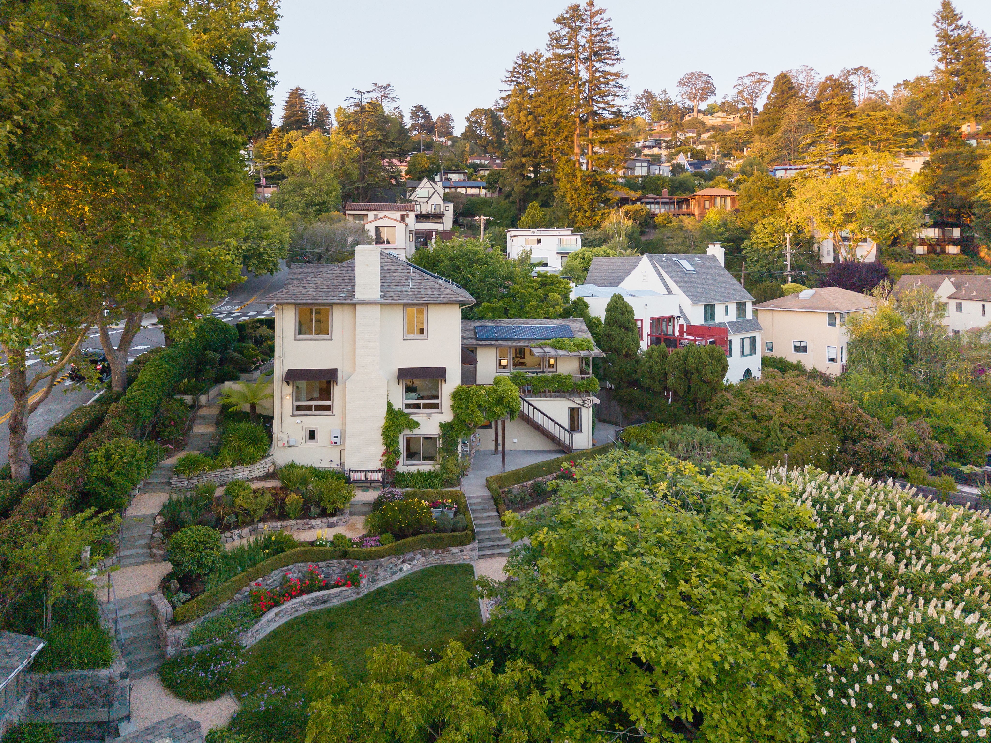  Timeless Berkeley Hills Gem with Spectacular Gardens and Bay Views - 物件實景
