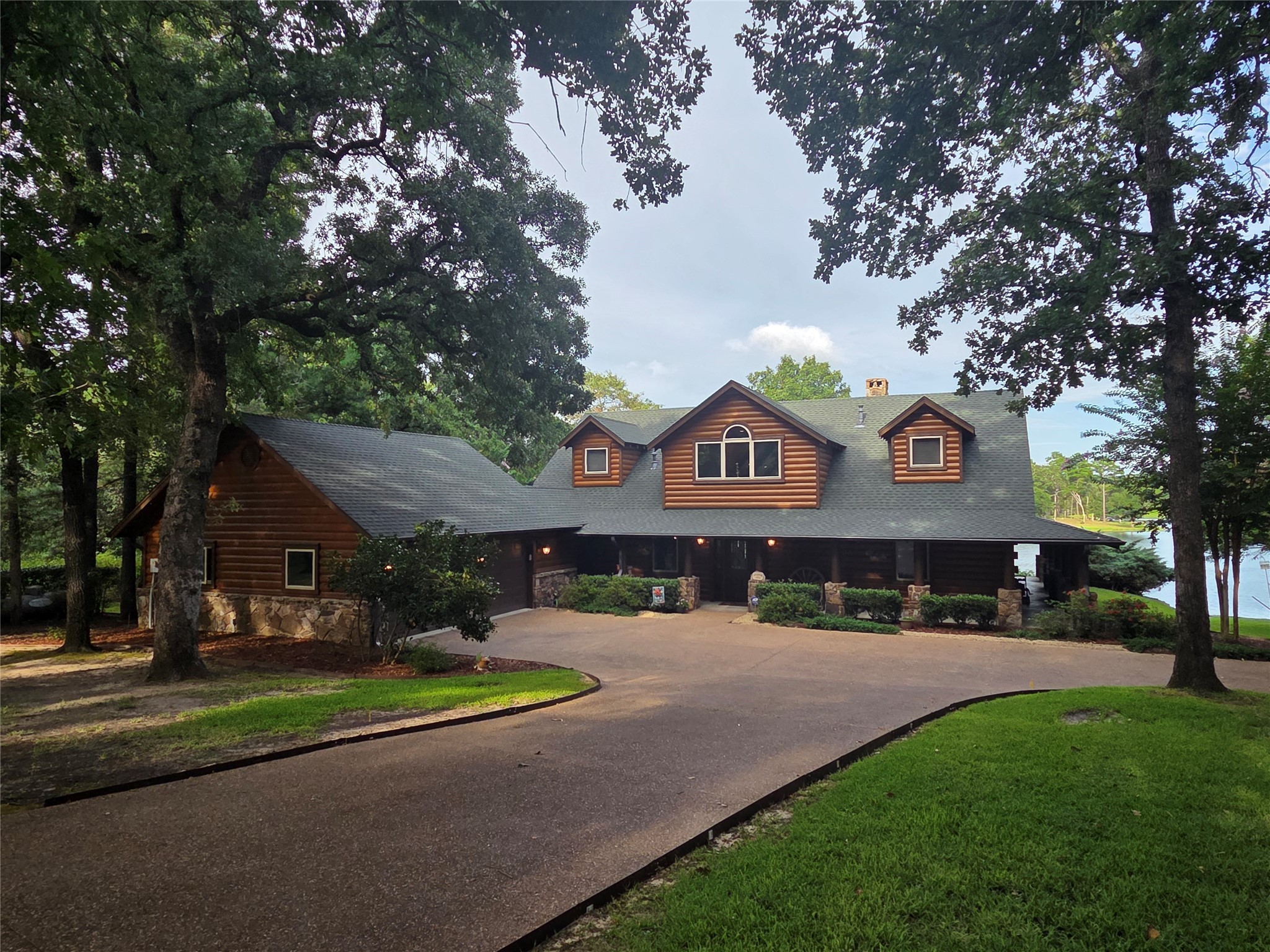 Larue, Texas, 75770, United States, 3 Bedrooms Bedrooms, ,4 BathroomsBathrooms,Residential,For Sale,1903392