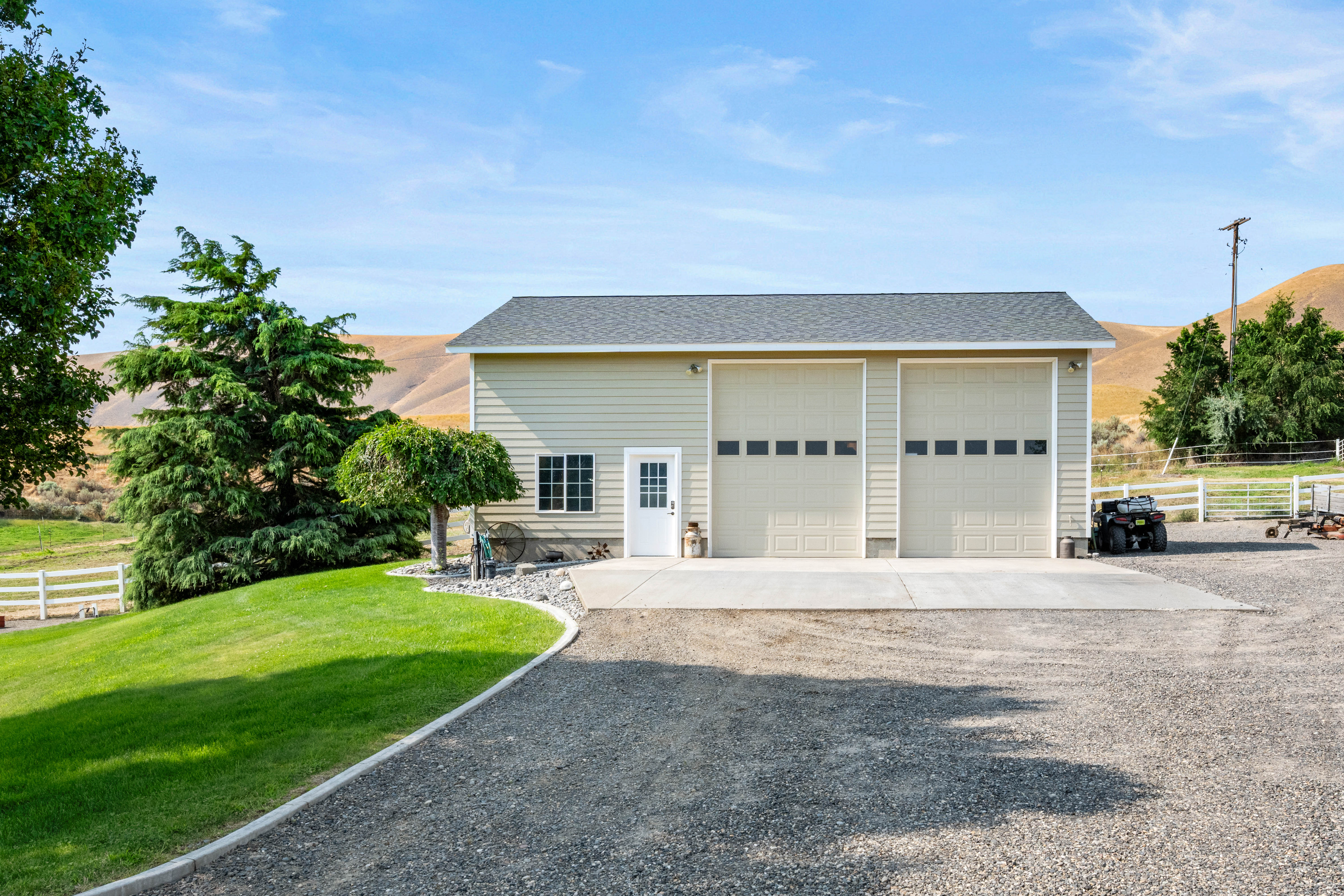  5.4 Acres, Barn, Shop, Pool and Views - 物件實景