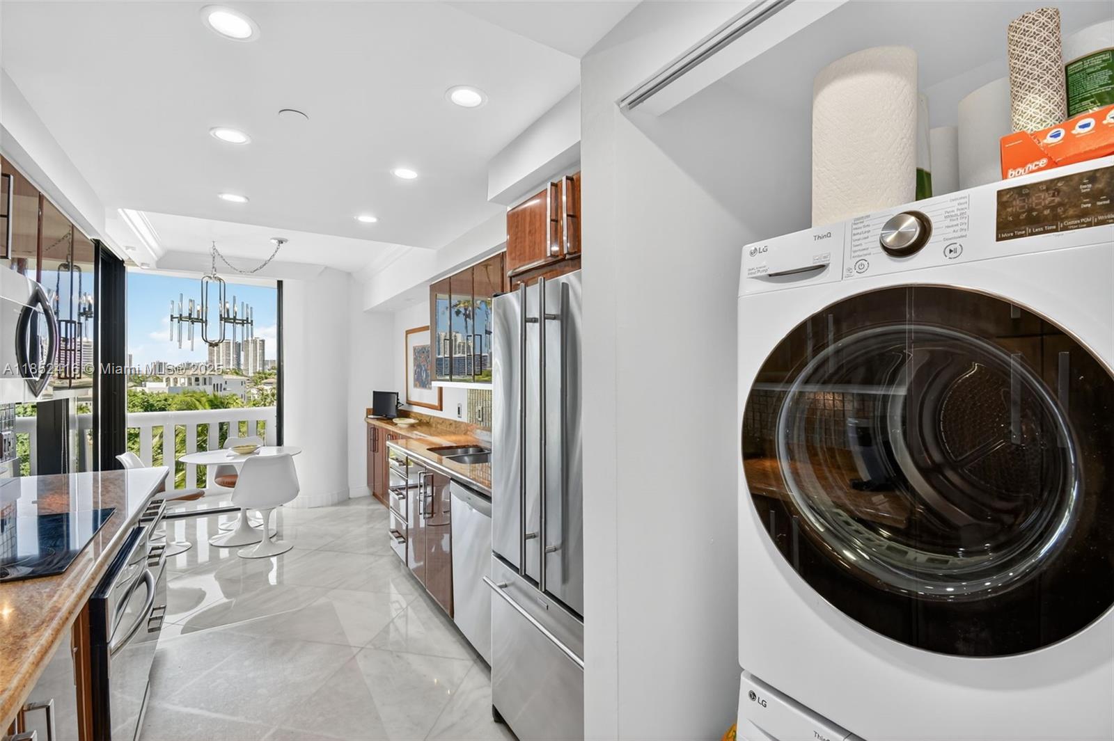 Aventura, Florida, 33160, United States, 2 Bedrooms Bedrooms, ,2 BathroomsBathrooms,Residential,For Sale,1908506