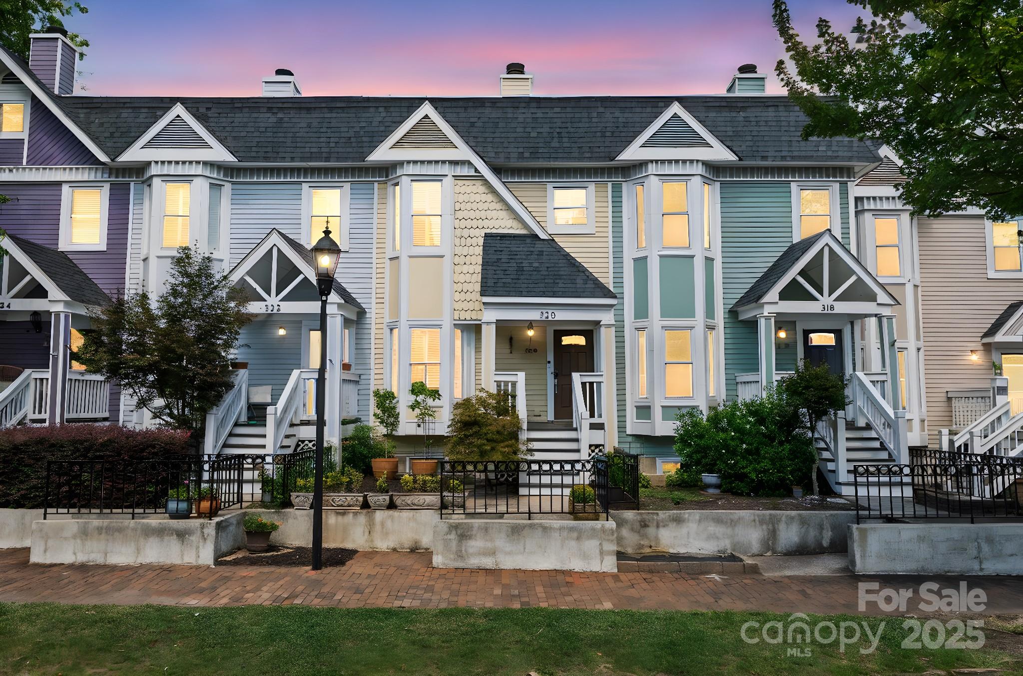 Charlotte, North Carolina, 28202, United States, 3 Bedrooms Bedrooms, ,3 BathroomsBathrooms,Residential,For Sale,1939897