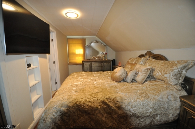 Burlington, Springfield Township`, New Jersey, 07081, United States, 4 Bedrooms Bedrooms, ,3 BathroomsBathrooms,Residential,For Sale,1979460