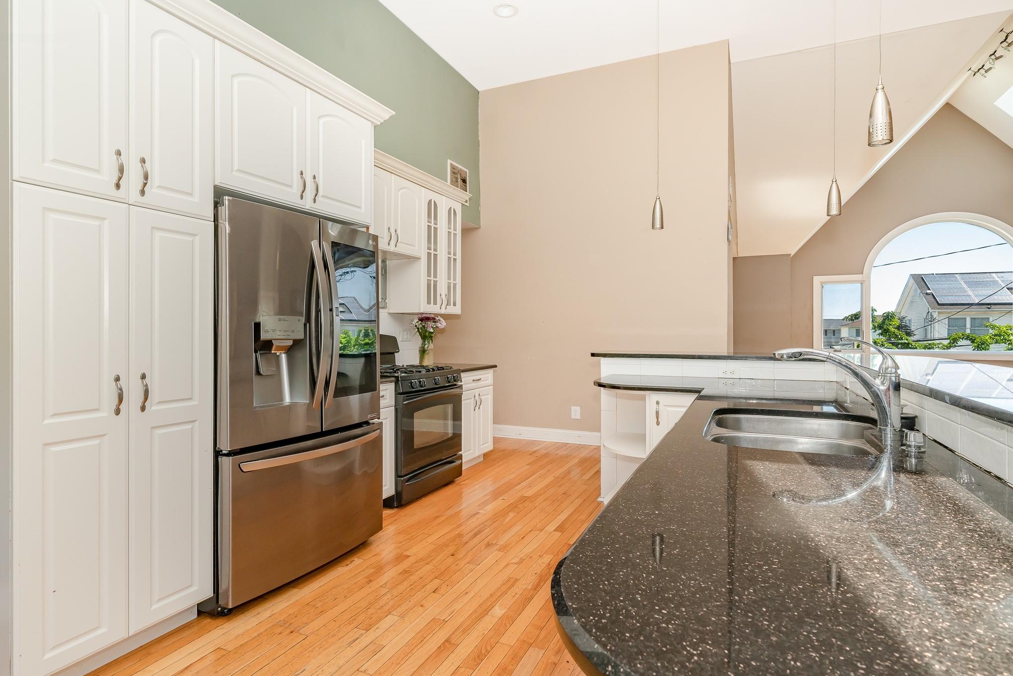 Seaford, New York, 11783, United States, 5 Bedrooms Bedrooms, ,3 BathroomsBathrooms,Residential,For Sale,1943505