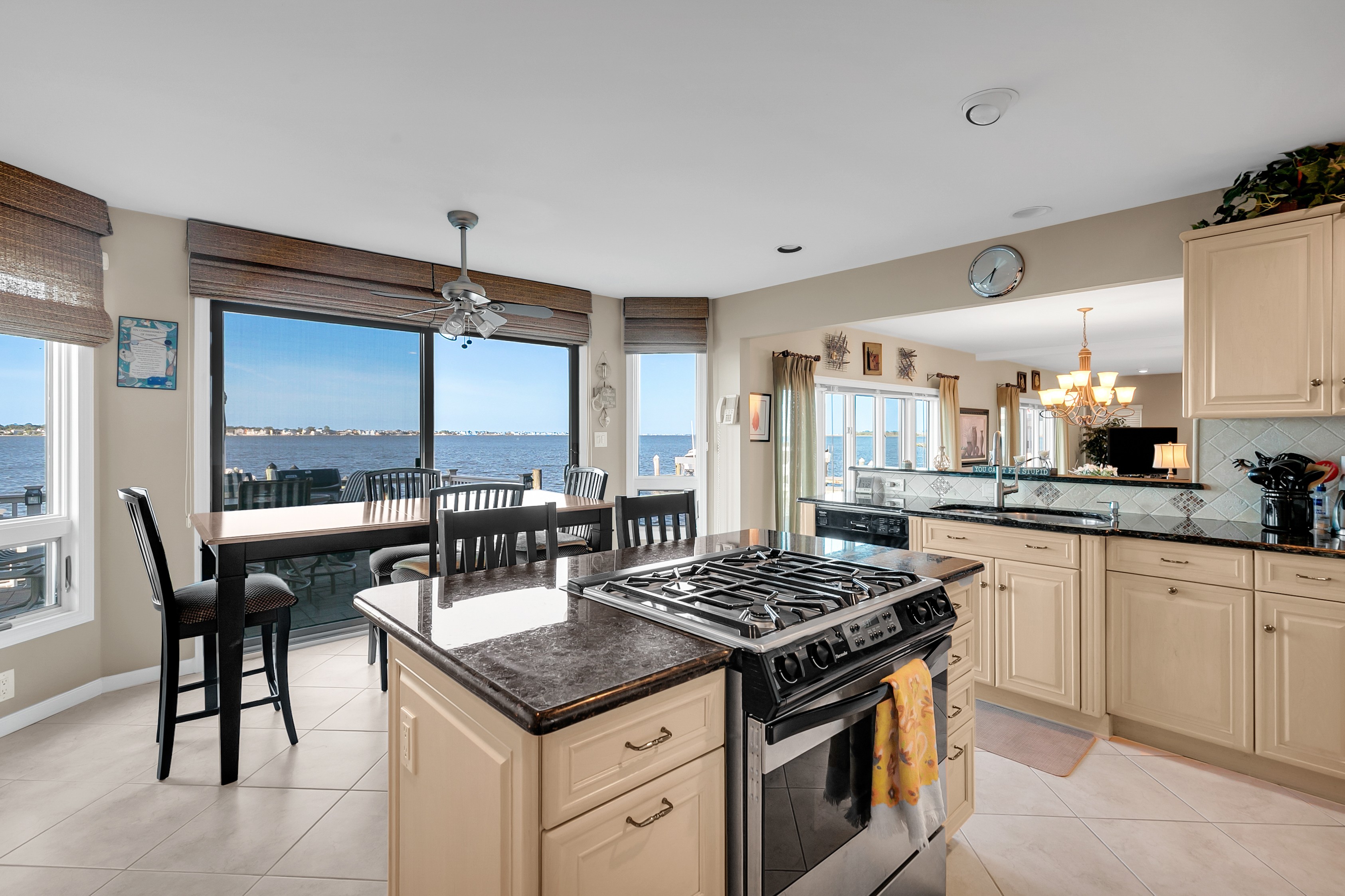 A Rare Bayfront Retreat on Silver Bay - 物件實景