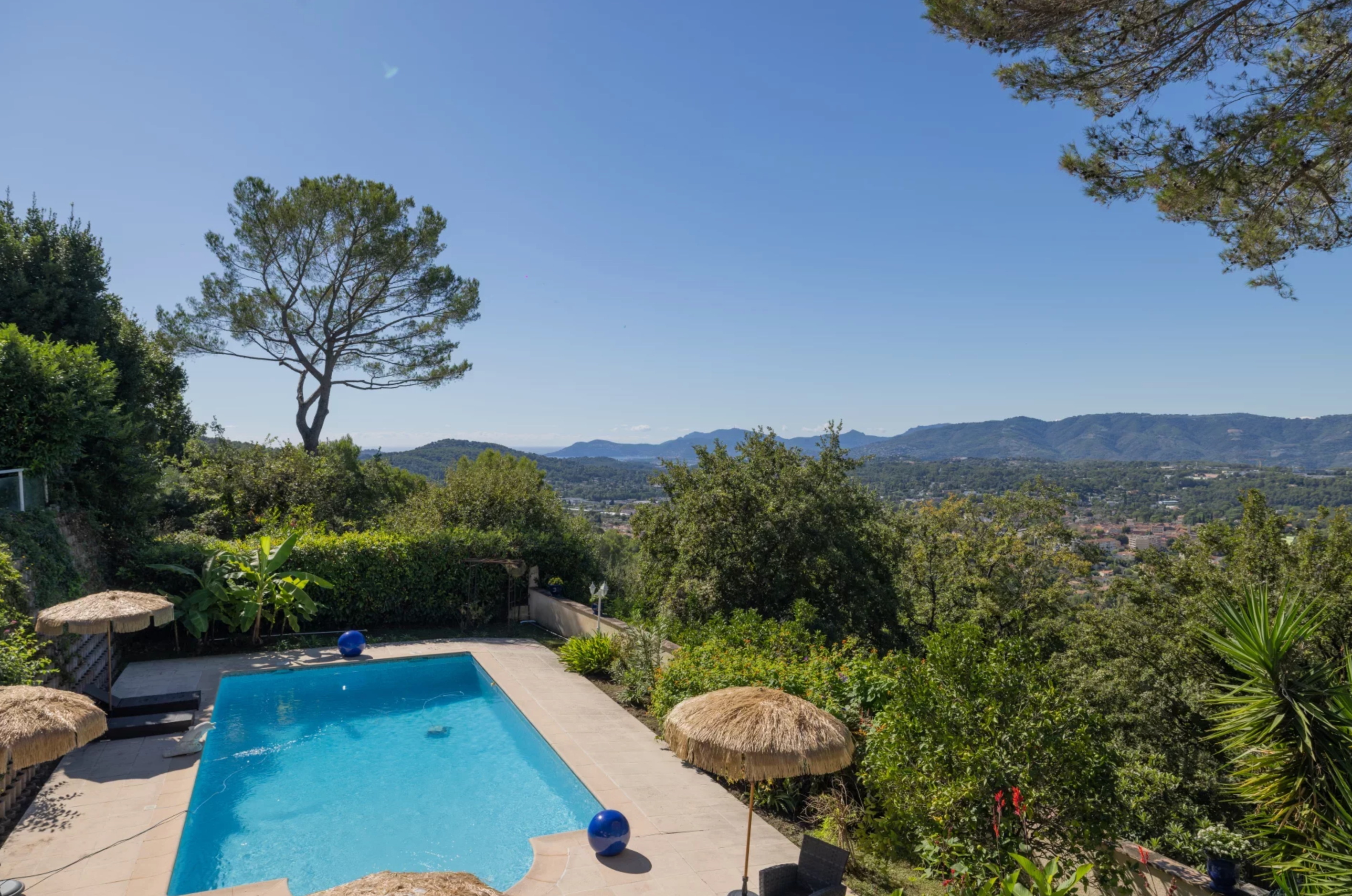  Mouans-Sartoux near Cannes, villa with sea view, pool and guest house potential - 物件實景