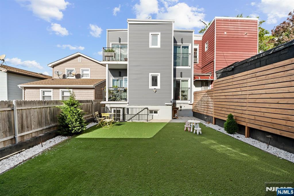 Jersey City, New Jersey, 07307, United States, 3 Bedrooms Bedrooms, ,3 BathroomsBathrooms,Residential,For Sale,1966412