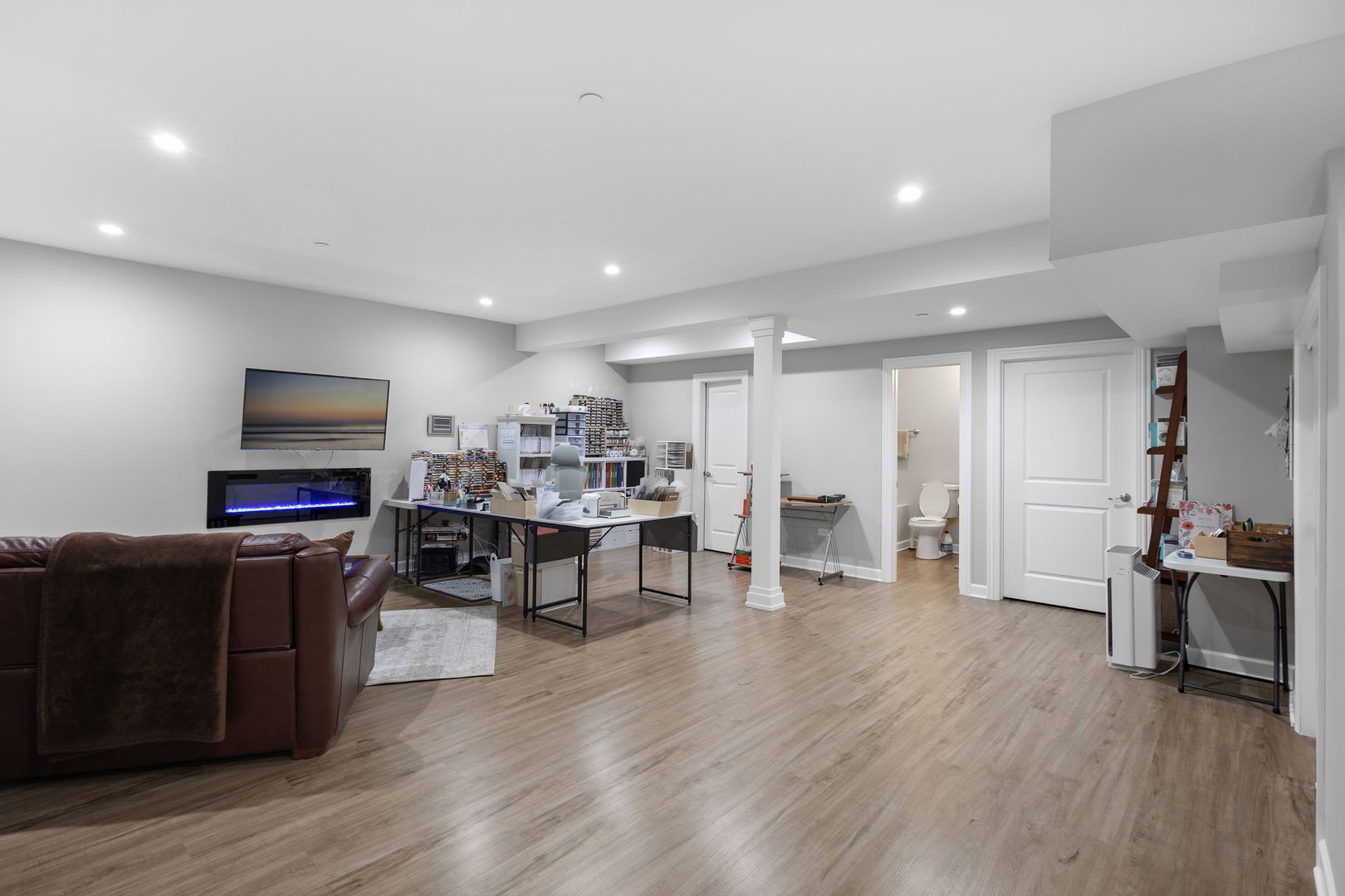 Westmont, Illinois, 60559, United States, 3 Bedrooms Bedrooms, ,4 BathroomsBathrooms,Residential,For Sale,1950669