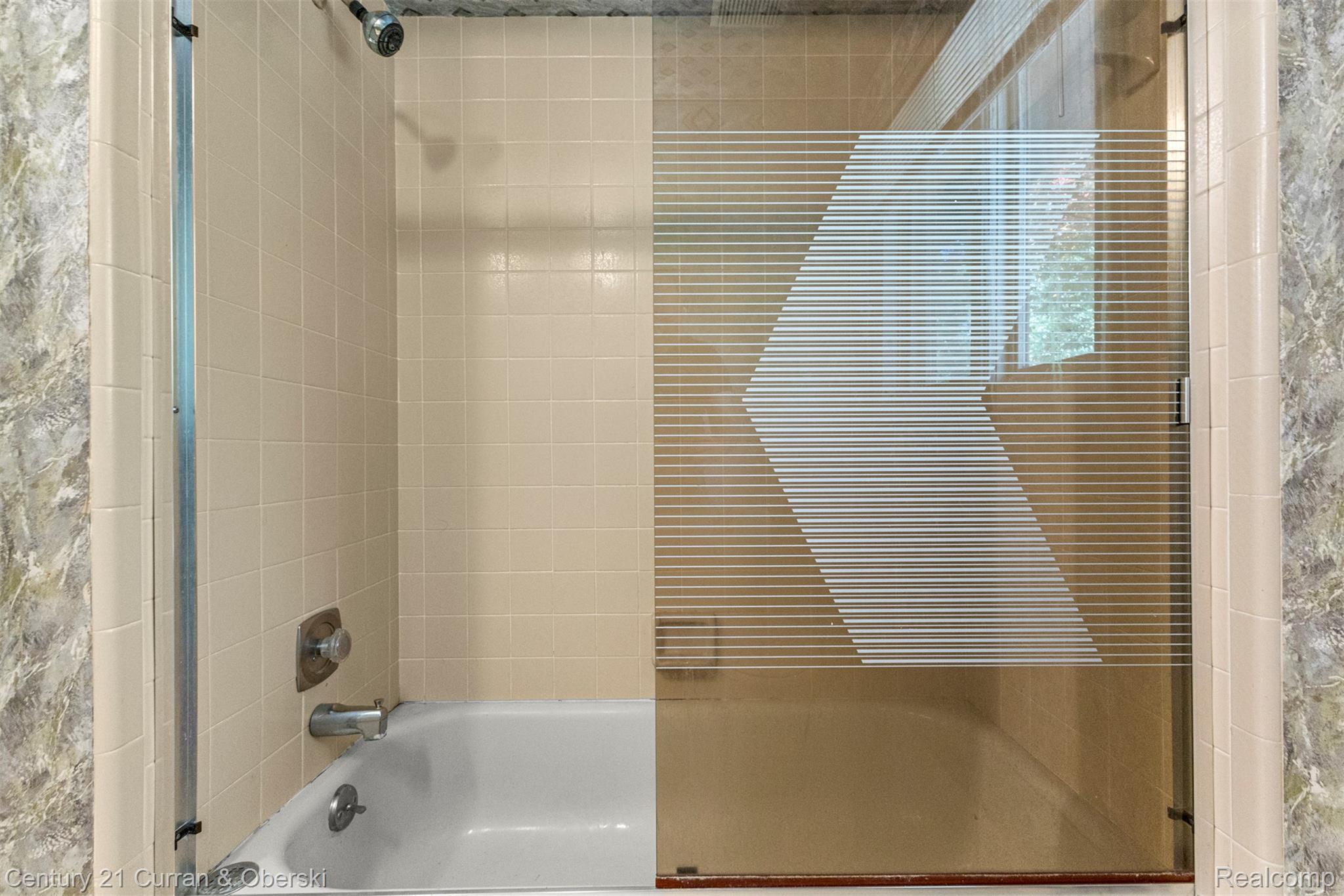 West Bloomfield Charter Township, Michigan, 48323, United States, 4 Bedrooms Bedrooms, ,4 BathroomsBathrooms,Residential,For Sale,1942642