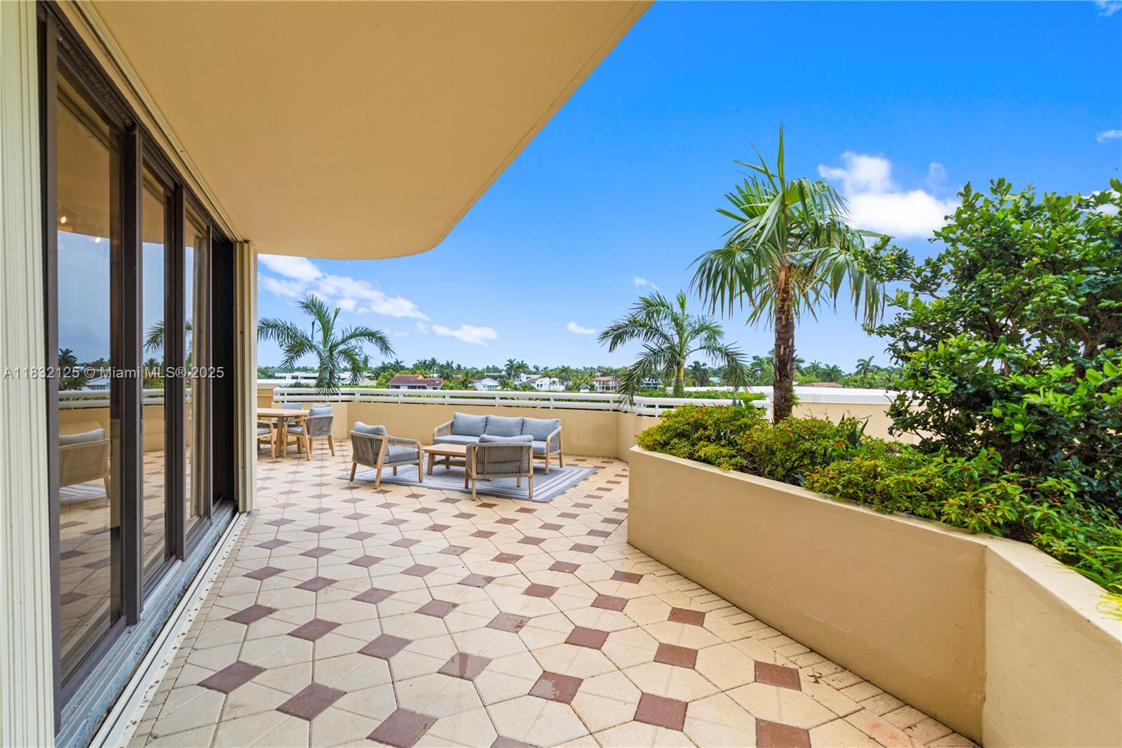 Aventura, Florida, 33180, United States, 2 Bedrooms Bedrooms, ,3 BathroomsBathrooms,Residential,For Sale,1885240
