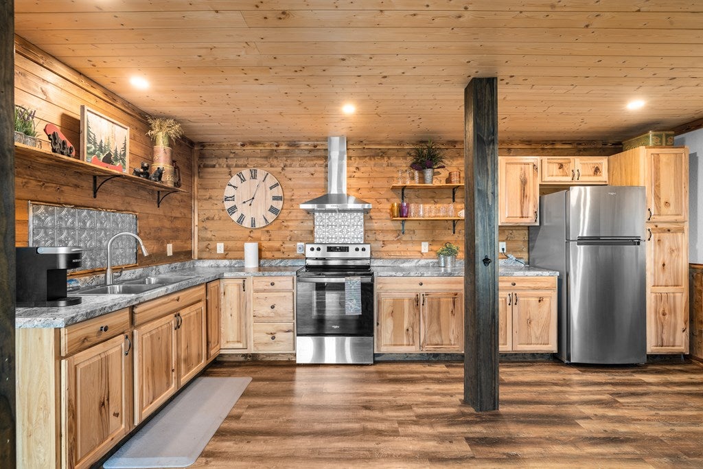 Murphy, North Carolina, 28096, United States, 4 Bedrooms Bedrooms, ,4 BathroomsBathrooms,Residential,For Sale,1871298