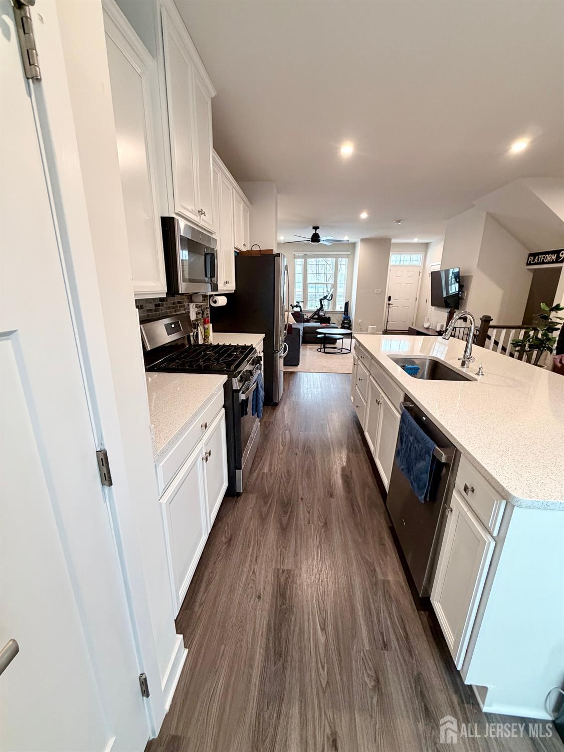 Parlin, New Jersey, 08859, United States, 3 Bedrooms Bedrooms, ,3 BathroomsBathrooms,Residential,For Sale,2012044