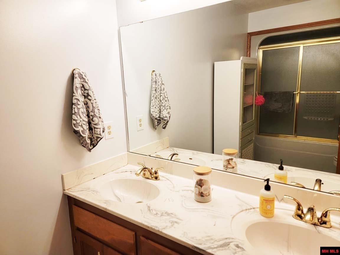 Mountain Home, Arkansas, 72653, United States, 4 Bedrooms Bedrooms, ,5 BathroomsBathrooms,Residential,For Sale,1981288