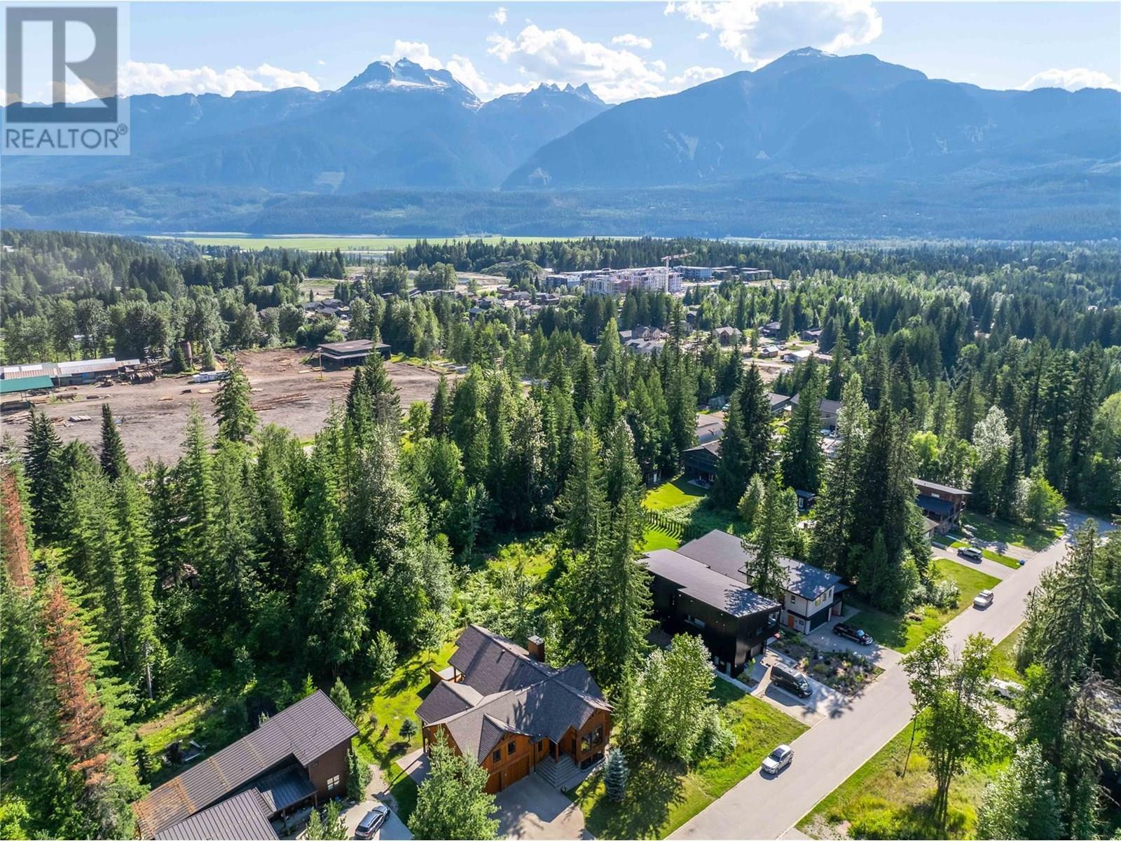 REVELSTOKE, British Columbia, V0E 2S3, CA, 6 Bedrooms Bedrooms, ,4 BathroomsBathrooms,Residential,For Sale,1912503
