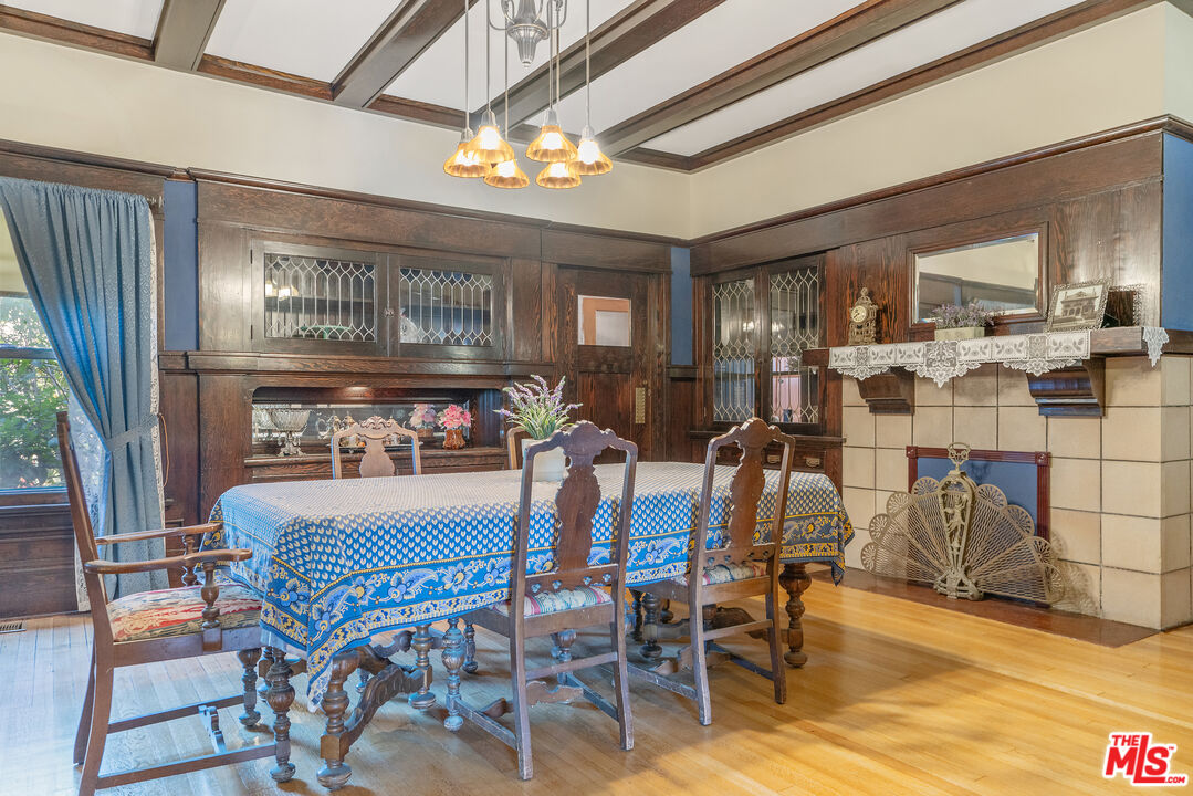 Los Angeles, California, 90006, United States, 6 Bedrooms Bedrooms, ,5 BathroomsBathrooms,Residential,For Sale,1883118