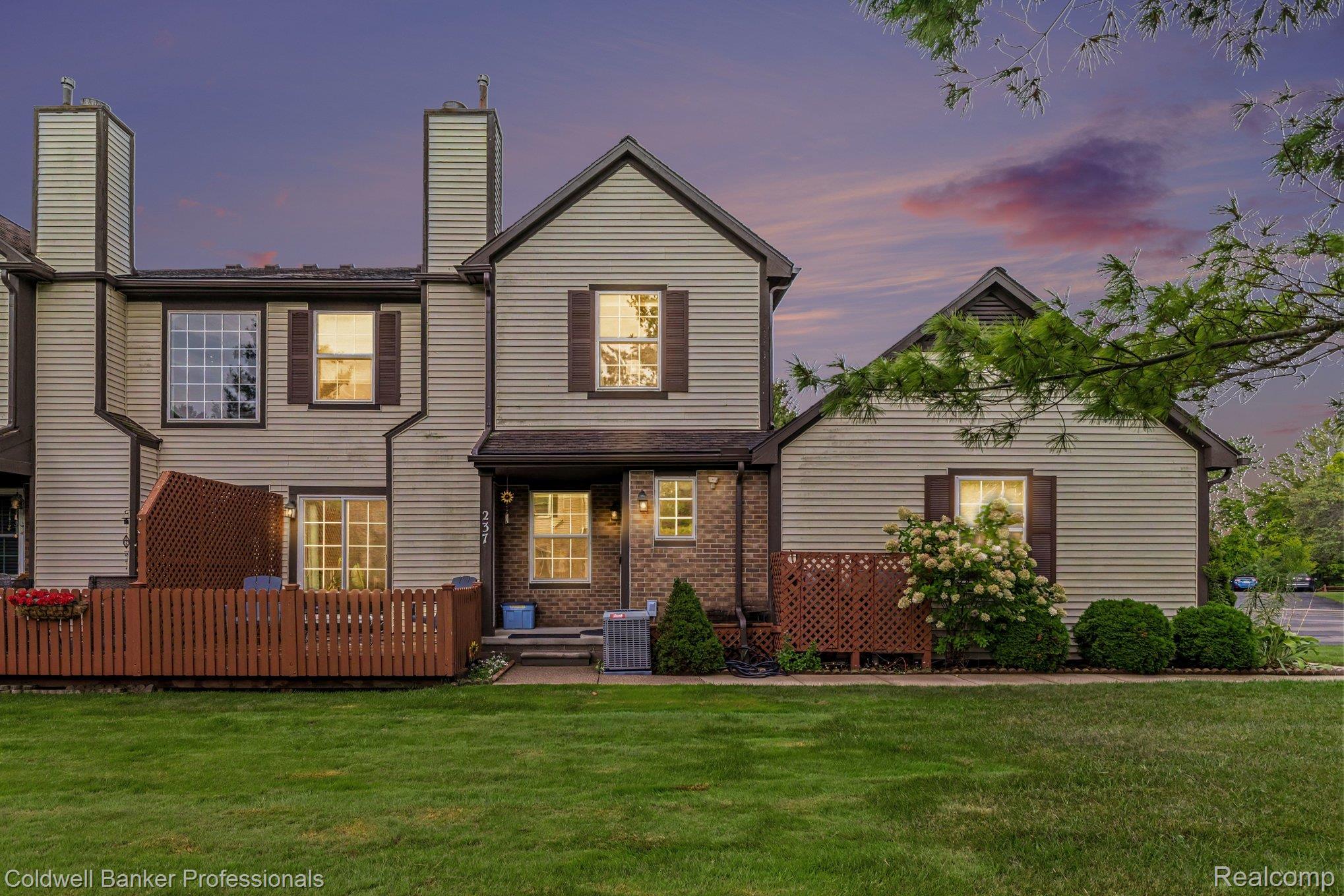 Barrington Cir, Lake Orion, MI 48360
