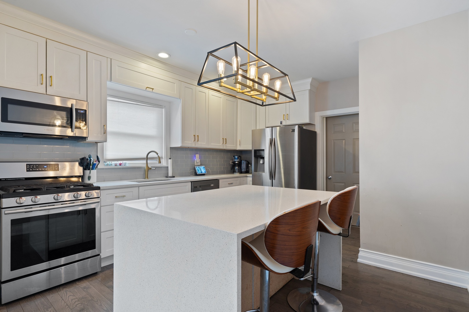 Brookfield, Illinois, 60513, United States, 5 Bedrooms Bedrooms, ,3 BathroomsBathrooms,Residential,For Sale,1989512