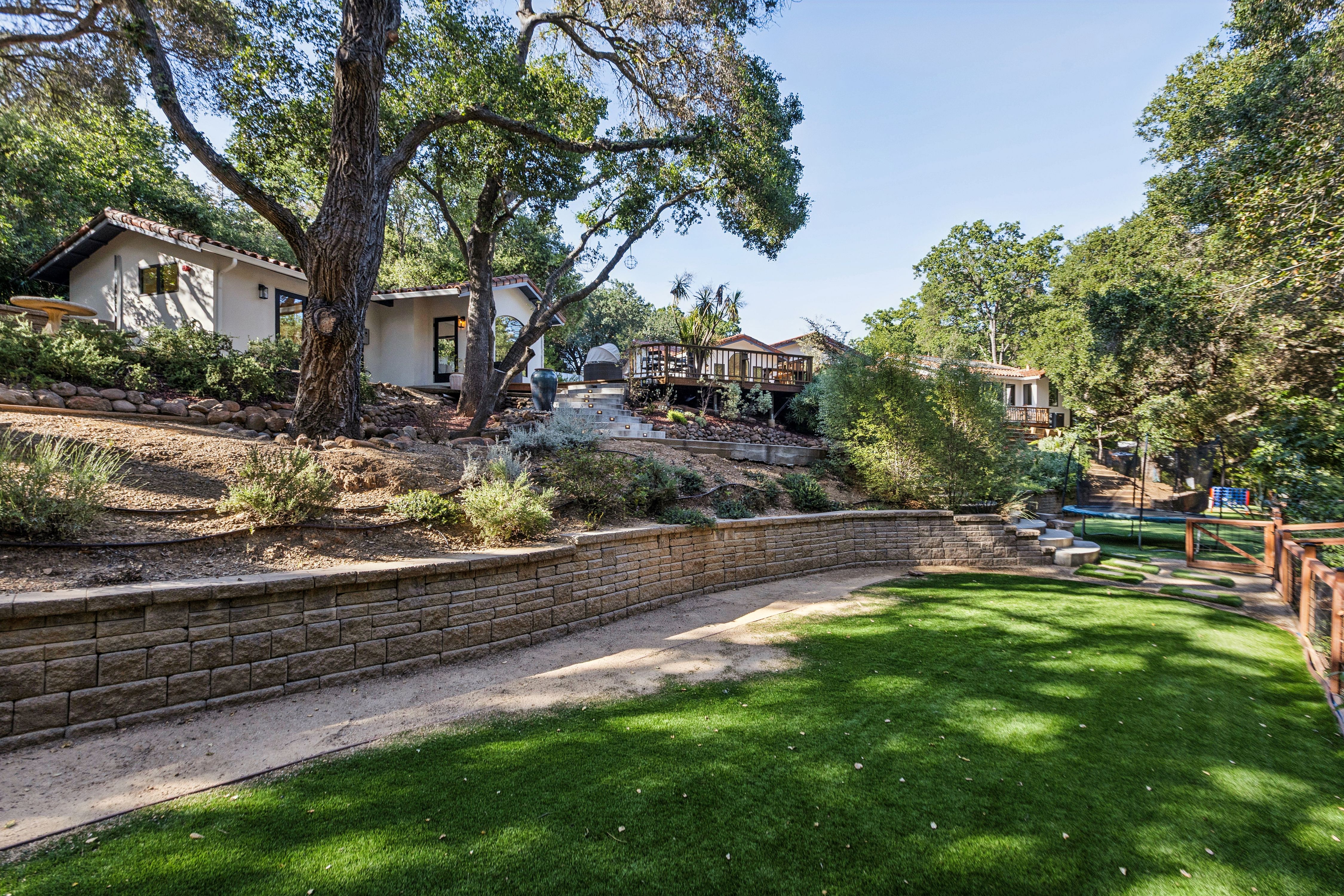  Private Gated Sanctuary With Expansive Outdoor Living - 物件實景
