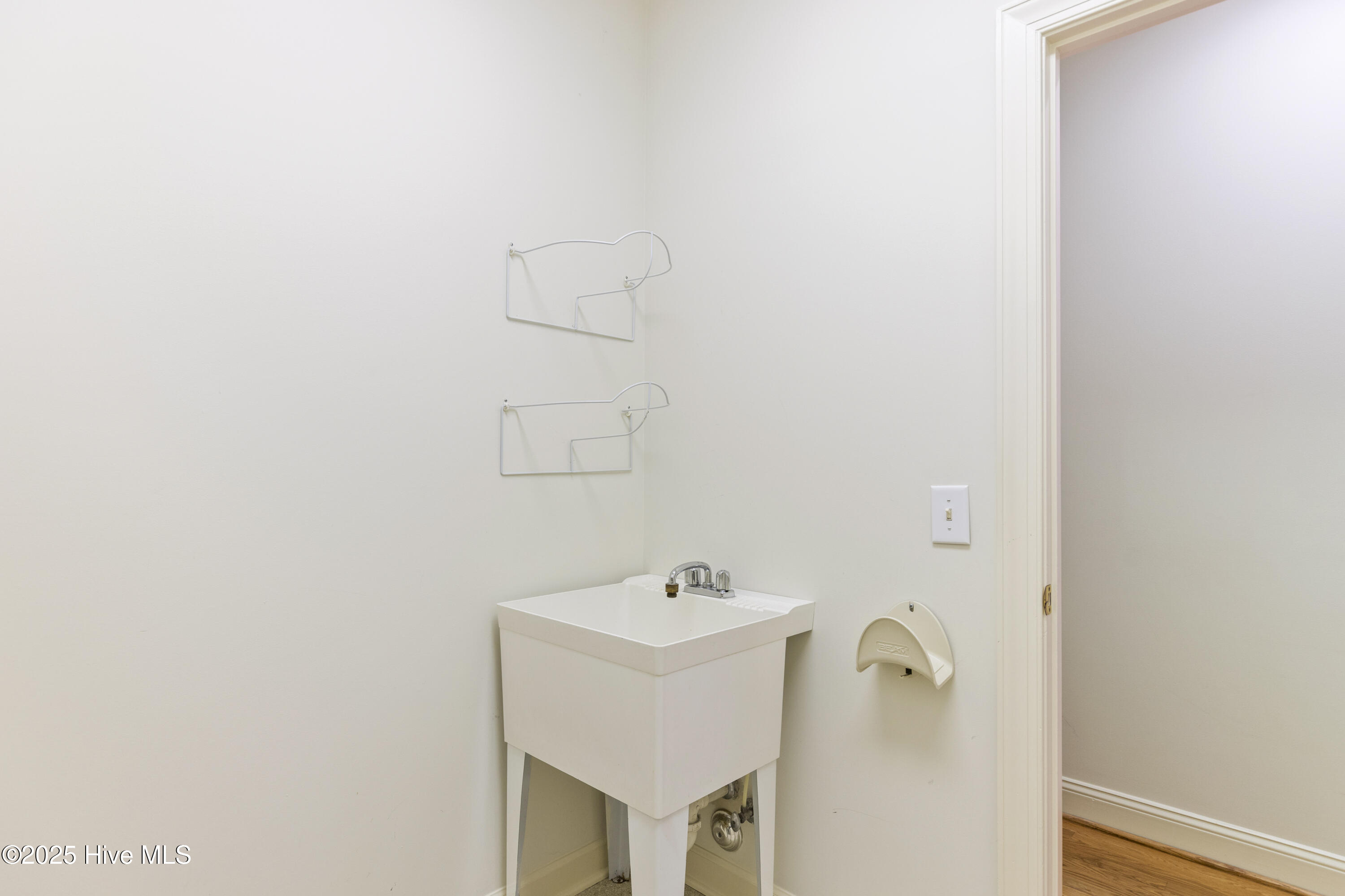 Wilmington, North Carolina, 28409, United States, 4 Bedrooms Bedrooms, ,4 BathroomsBathrooms,Residential,For Sale,1991062