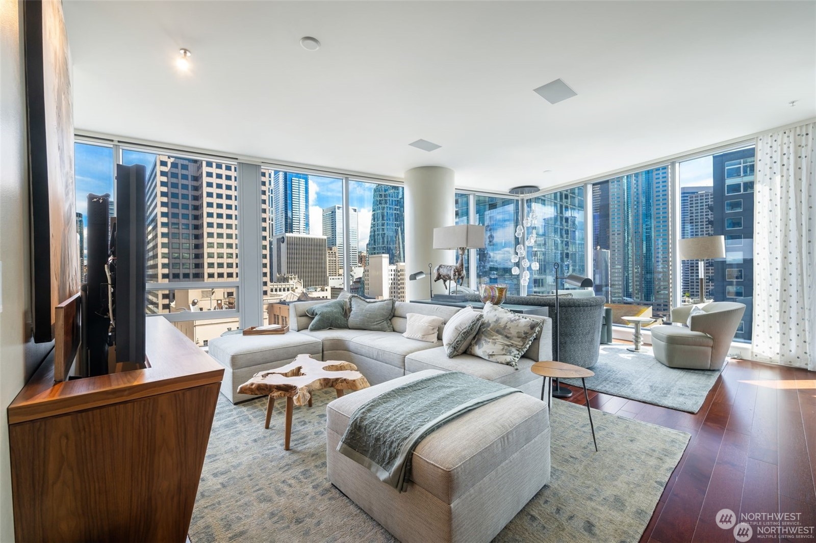 Seattle, Washington, 98101, United States, 2 Bedrooms Bedrooms, ,2 BathroomsBathrooms,Residential,For Sale,1699073