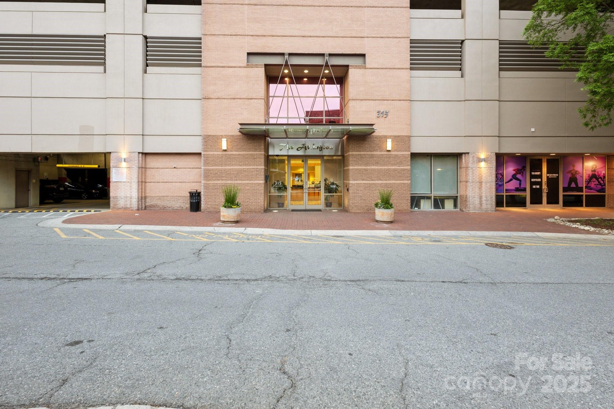 Charlotte, North Carolina, 28203, United States, 2 Bedrooms Bedrooms, ,2 BathroomsBathrooms,Residential,For Sale,1794161