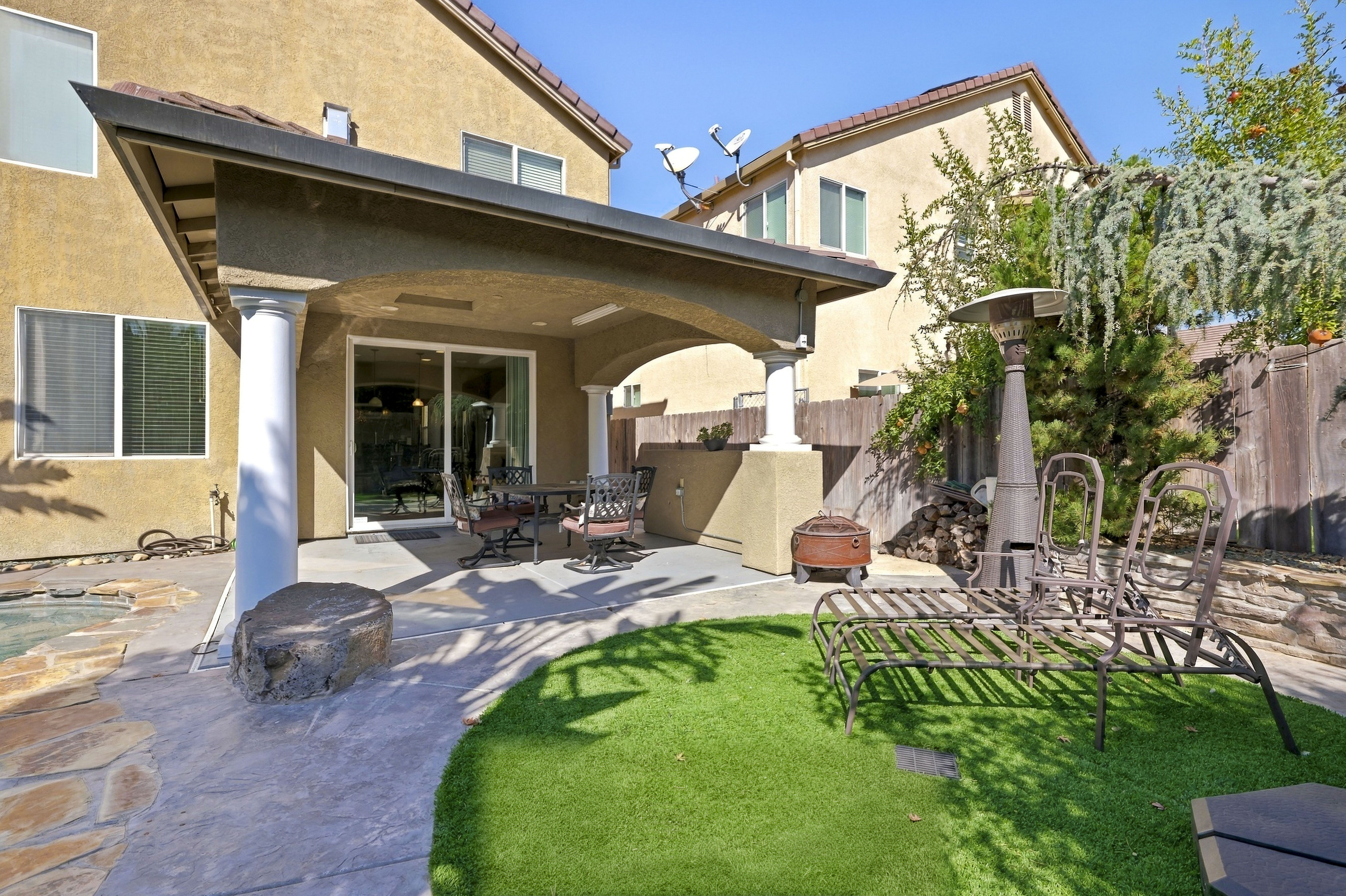  Expansive Paseo West Home with Poolside Living - 物件實景