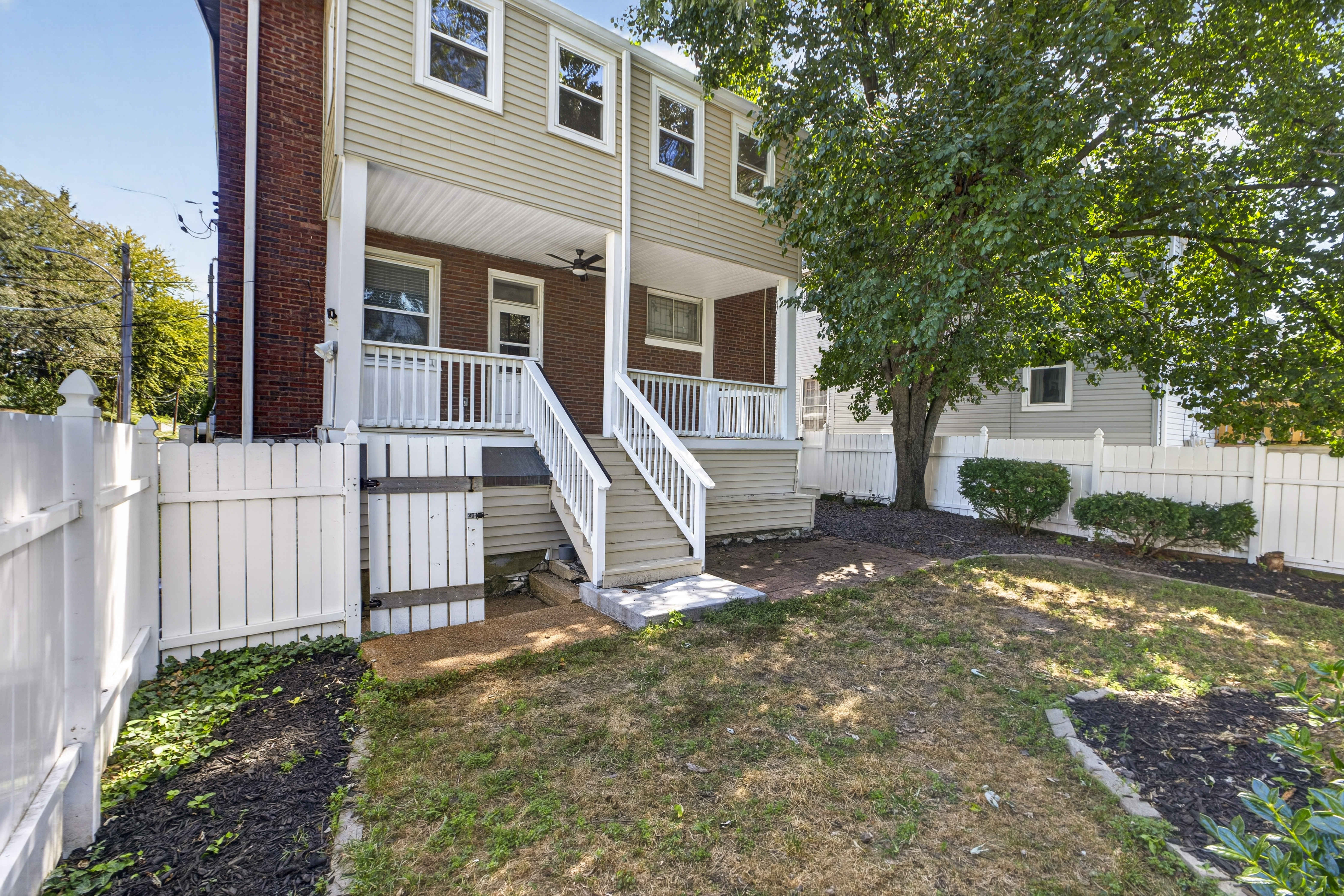  This solid brick South City St. Louis home has architectural character... - 物件實景