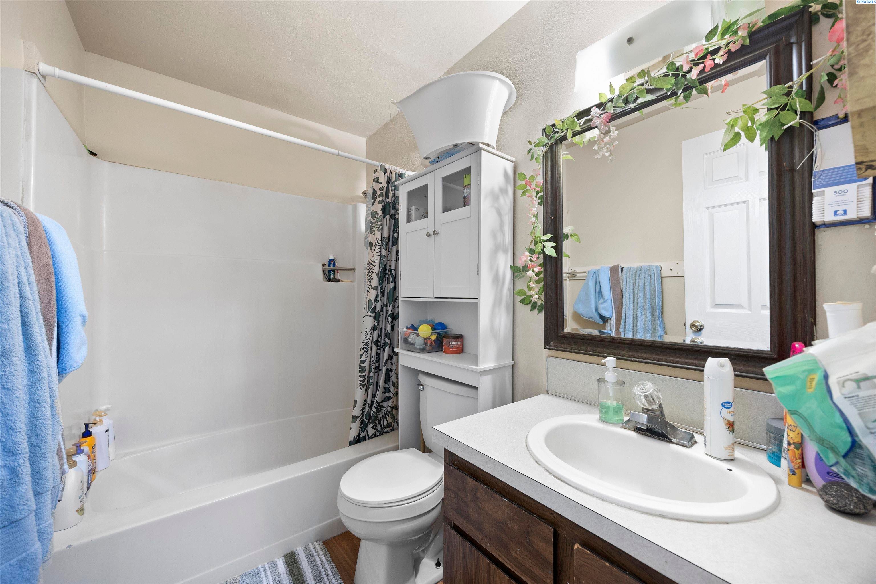 Zillah, Washington, 98953, United States, 9 Bedrooms Bedrooms, ,Residential,For Sale,2013273