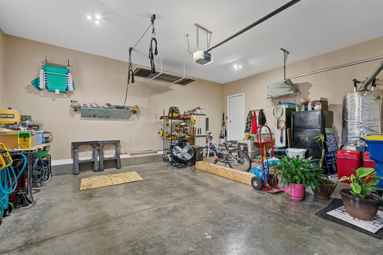 Bowling Green, Kentucky, 42104, United States, 6 Bedrooms Bedrooms, ,4 BathroomsBathrooms,Residential,For Sale,1882789
