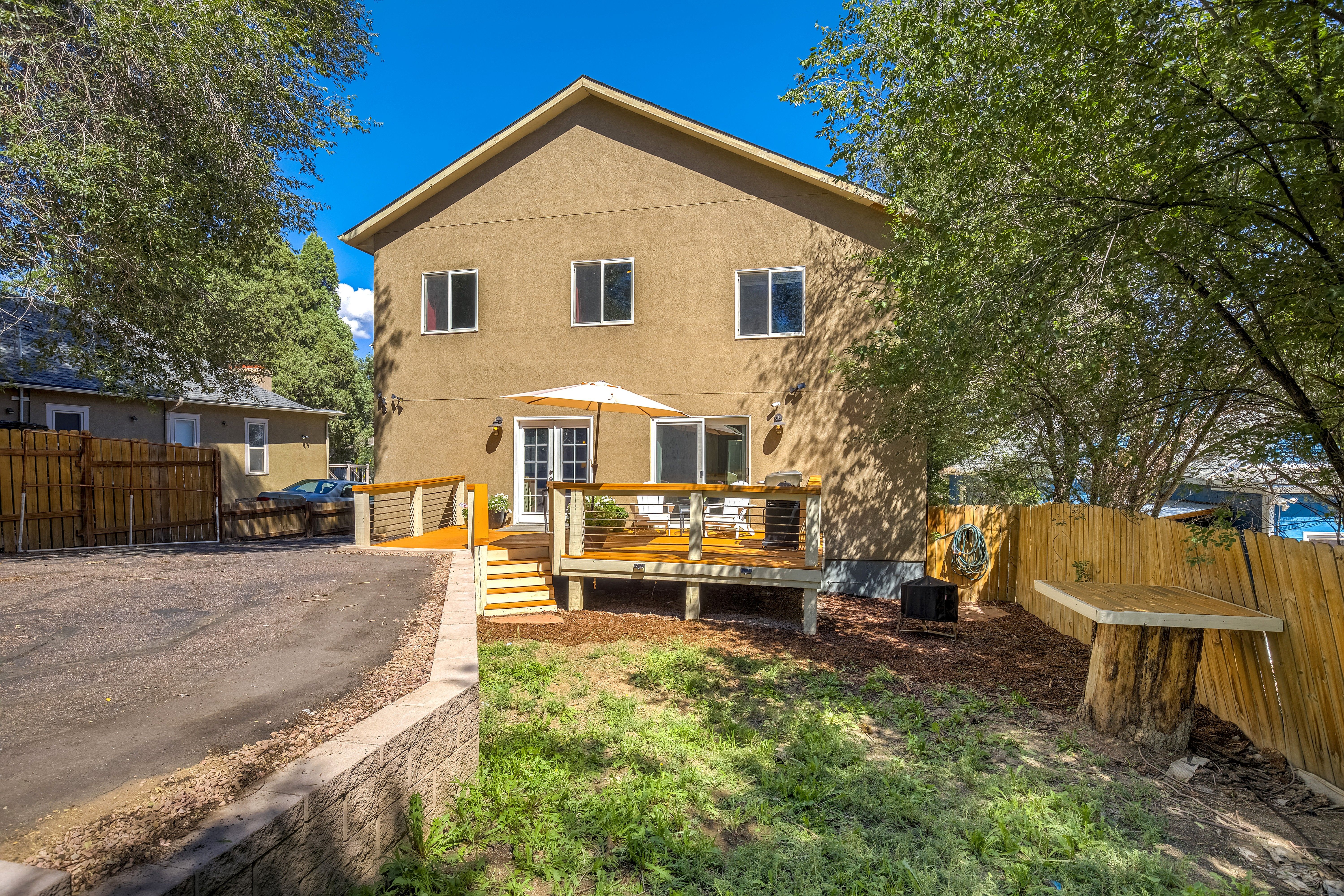  Central Colorado Springs Living With Space to Spare - 物件實景