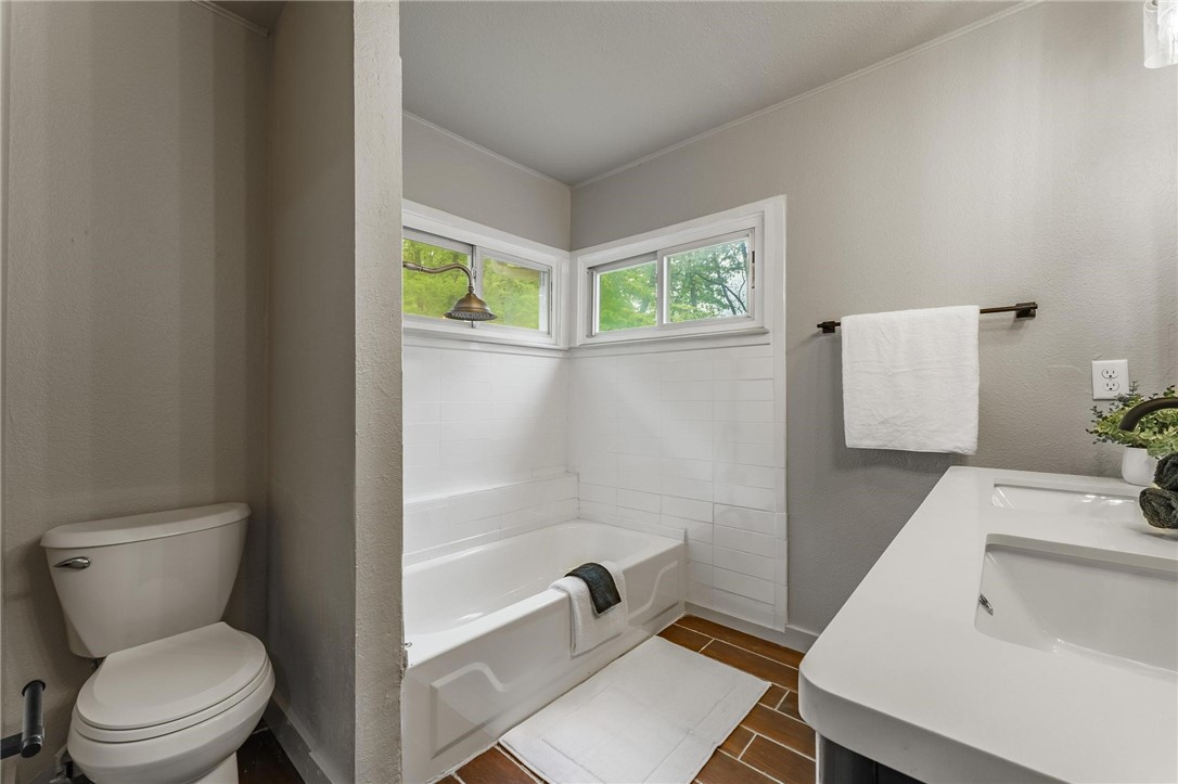 Fayetteville, Arkansas, 72704, United States, 5 Bedrooms Bedrooms, ,3 BathroomsBathrooms,Residential,For Sale,1805312