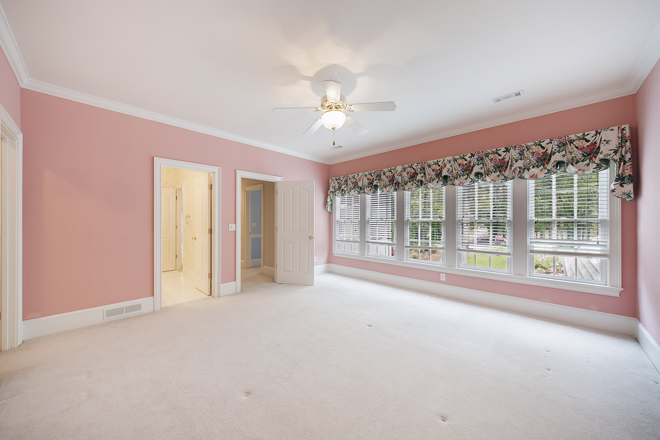  A Rare Opportunity to Own a Developer-Designed Lakefront Estate - 物件實景