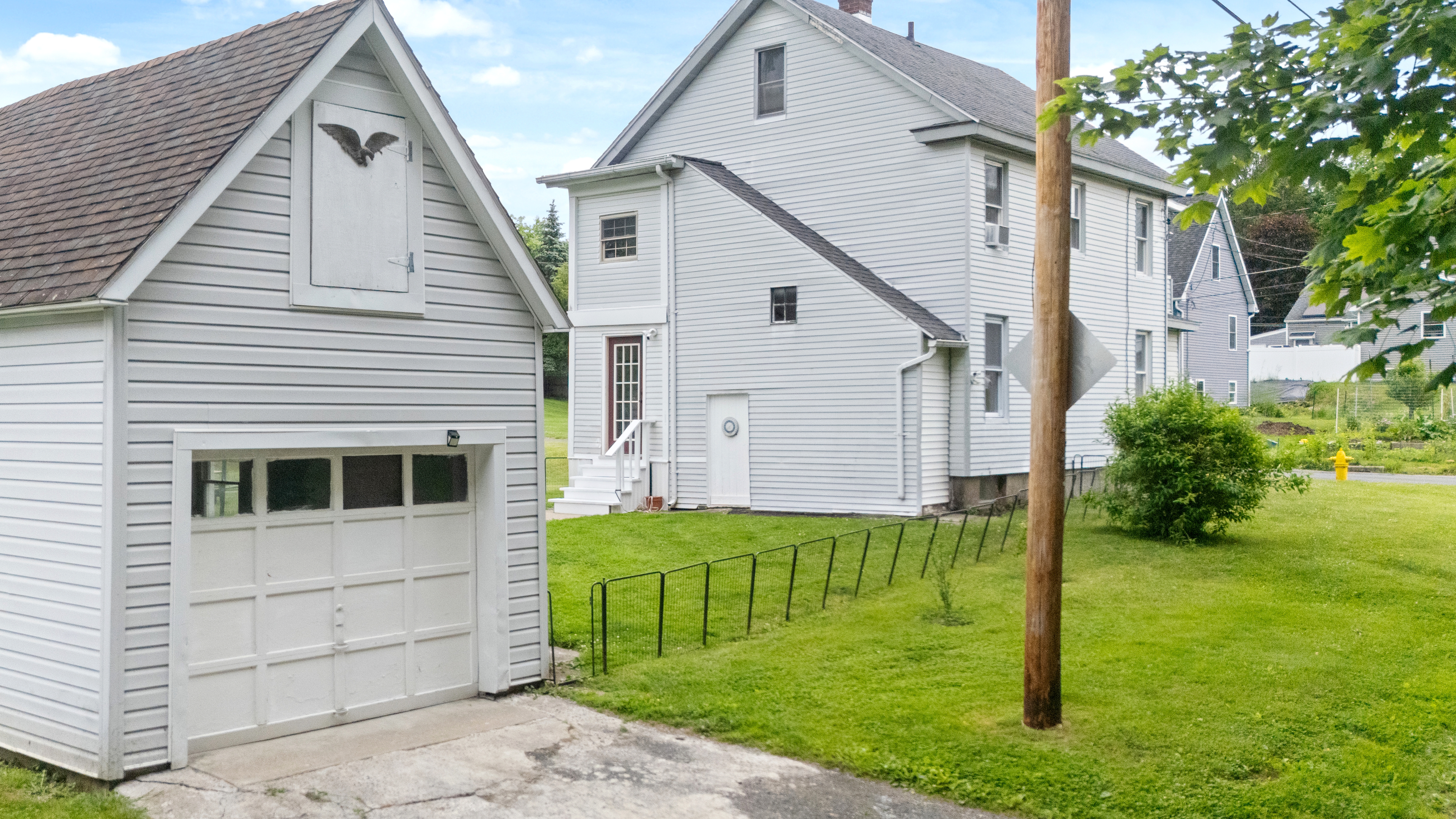  Classic New England Farmhouse with Exceptional Yard - 物件實景