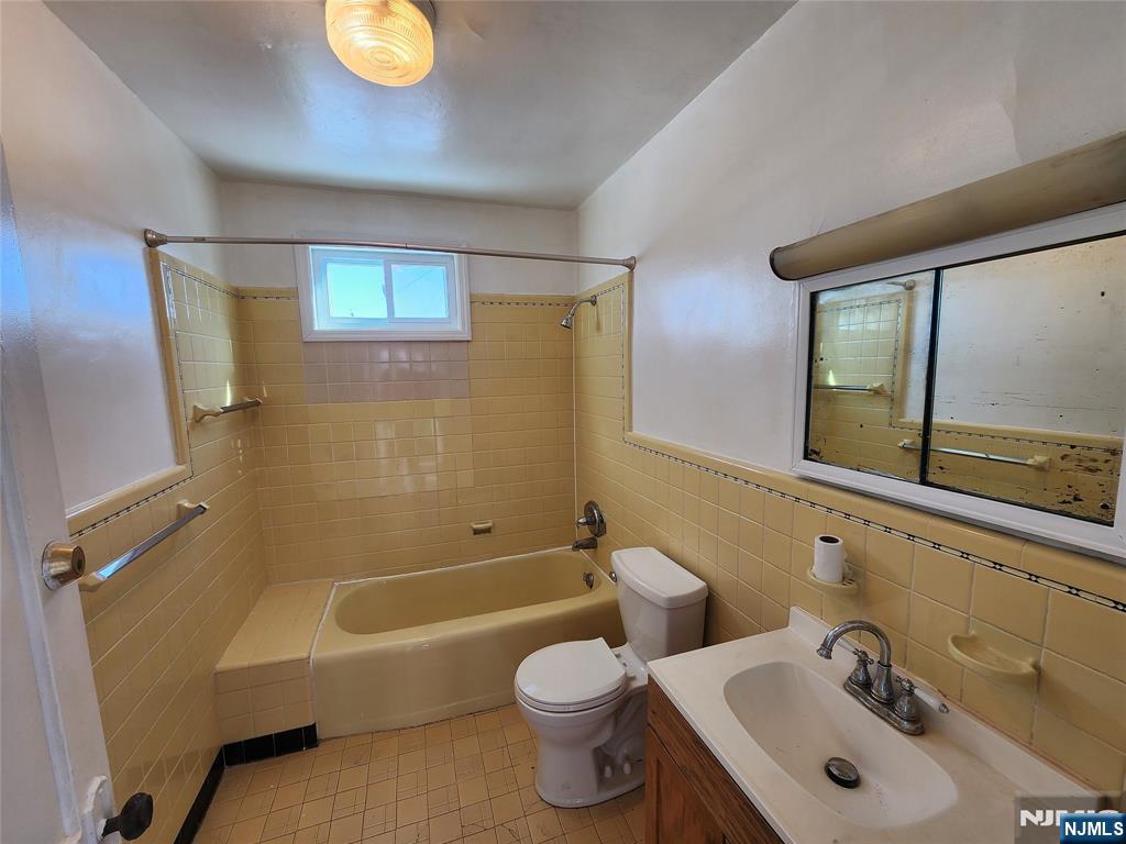 Lyndhurst, New Jersey, 07071, United States, 3 Bedrooms Bedrooms, ,2 BathroomsBathrooms,Residential,For Sale,2012579