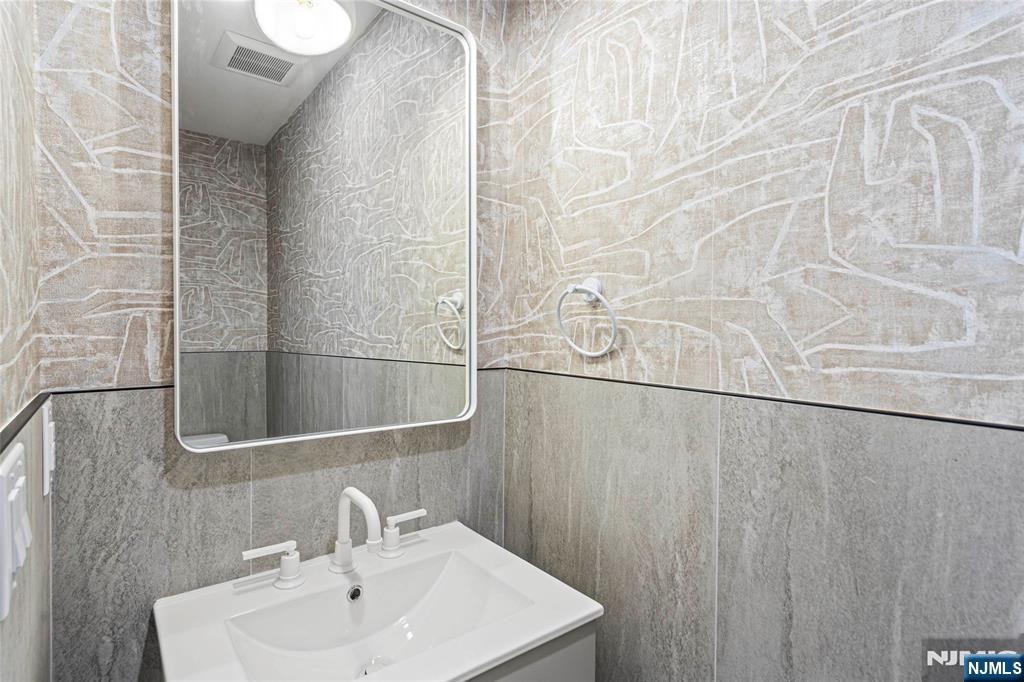 Jersey City, New Jersey, 07307, United States, 3 Bedrooms Bedrooms, ,3 BathroomsBathrooms,Residential,For Sale,2002133