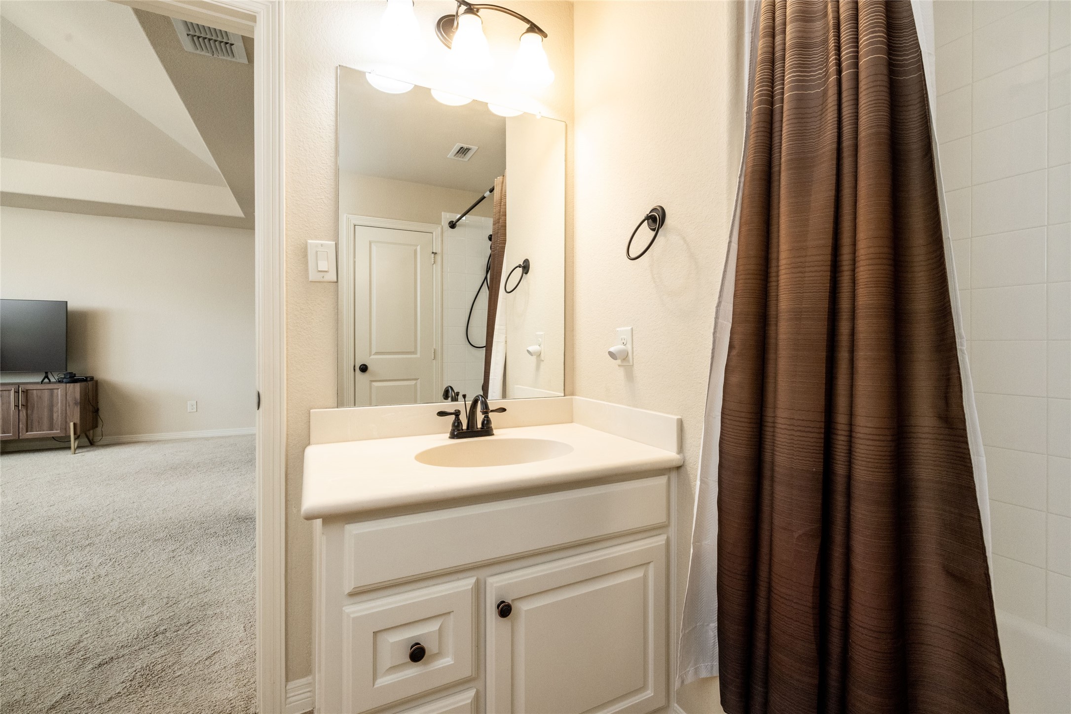 Roanoke, Texas, 76262, United States, 4 Bedrooms Bedrooms, ,5 BathroomsBathrooms,Residential,For Sale,1827754