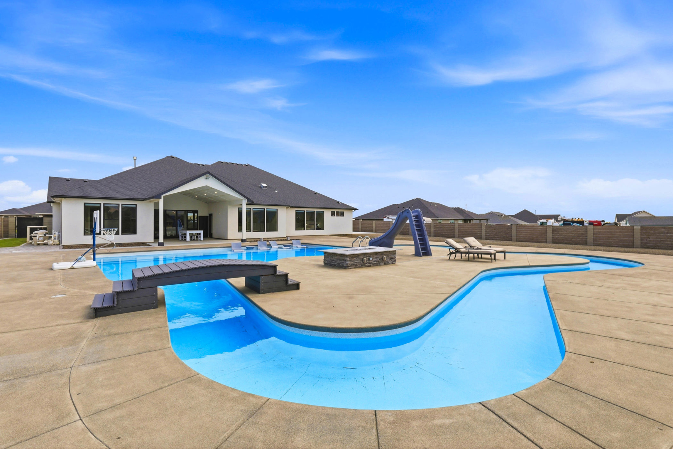  1 acre, room for shop, large pool with lazy river - 物件實景