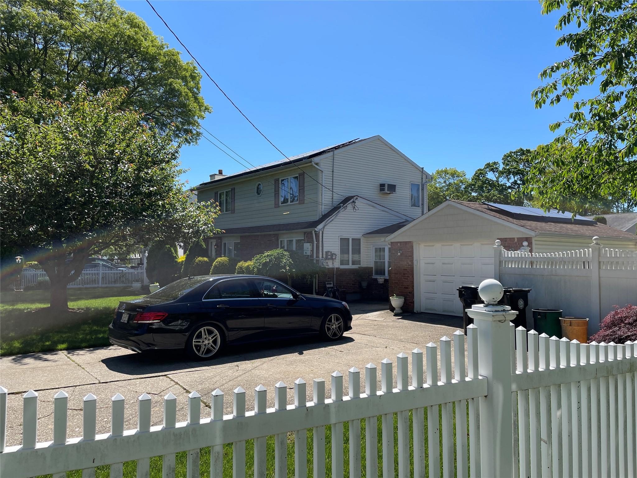 West Islip, New York, 11795, United States, 4 Bedrooms Bedrooms, ,3 BathroomsBathrooms,Residential,For Sale,1869198